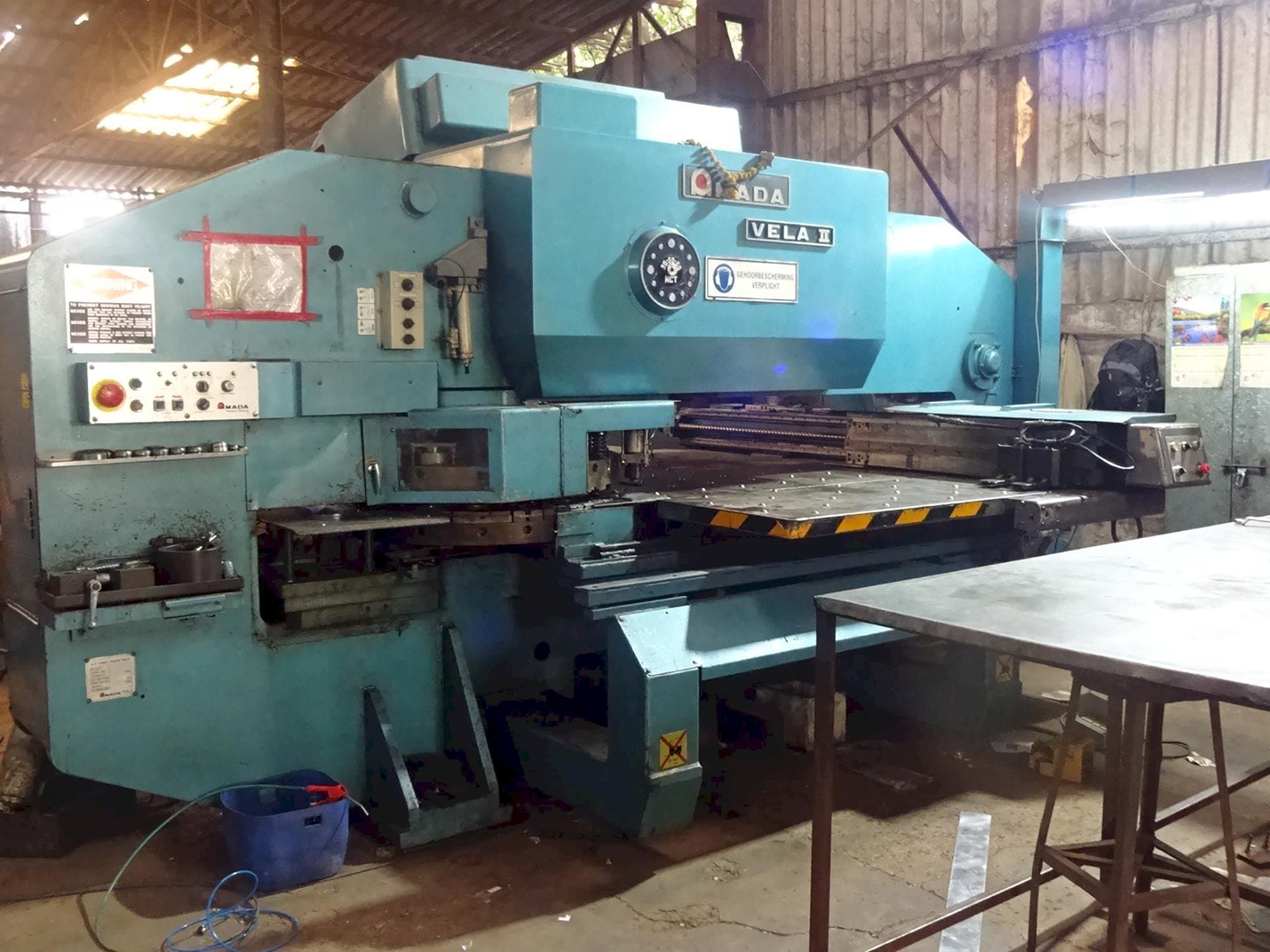 Links zicht van AMADA VELA II 355 machine