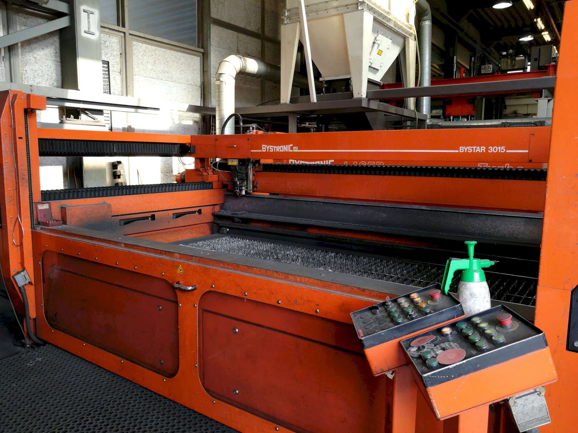 Recht aanzicht  van Bystronic Bystar 3015 machine