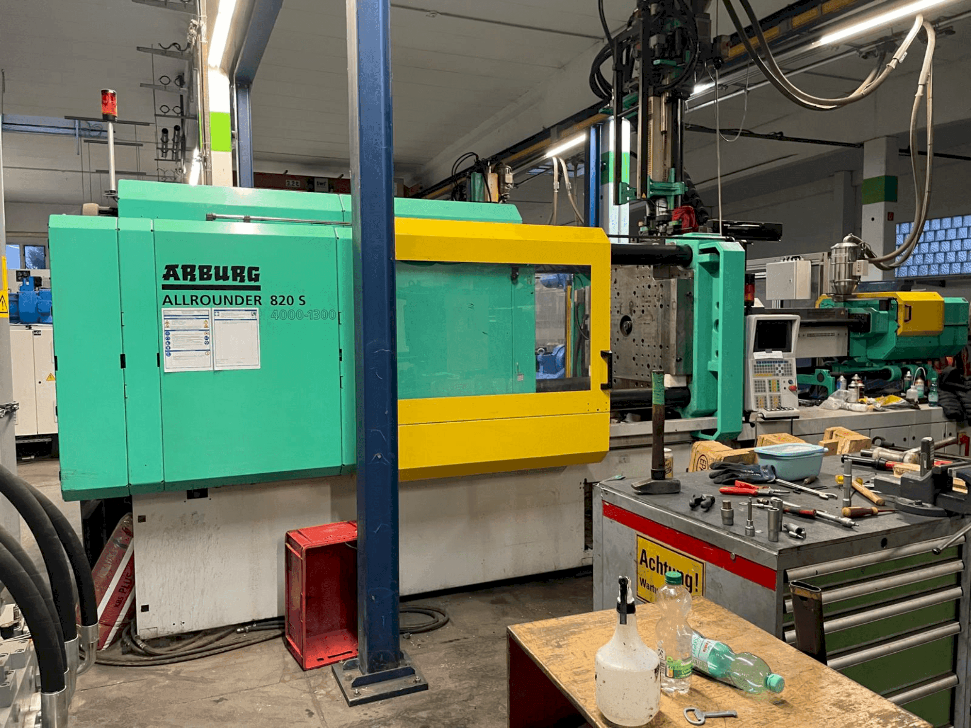 Vooraanzicht  van Arburg Allrounder 820 S 4000-1300/350  machine