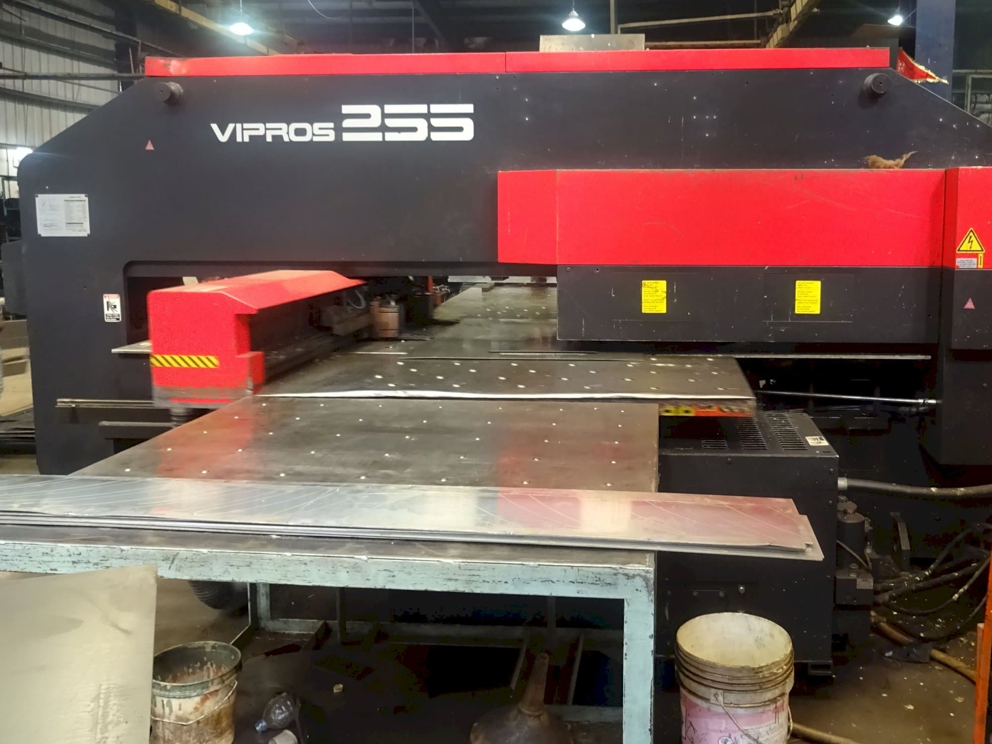 Linkerzijdeaanzicht van AMADA Vipros 255 machine