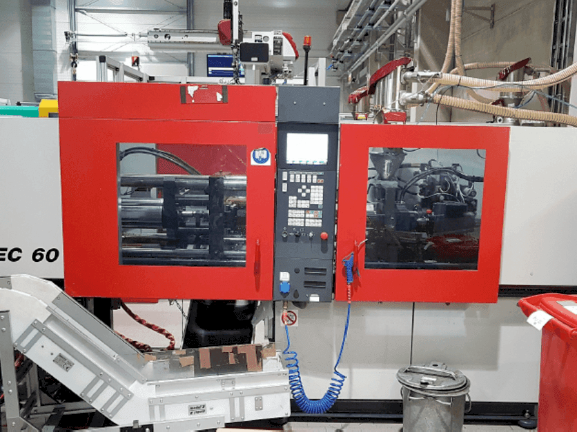 Vooraanzicht  van FERROMATIK MILACRON 600-355 K-TEC  machine