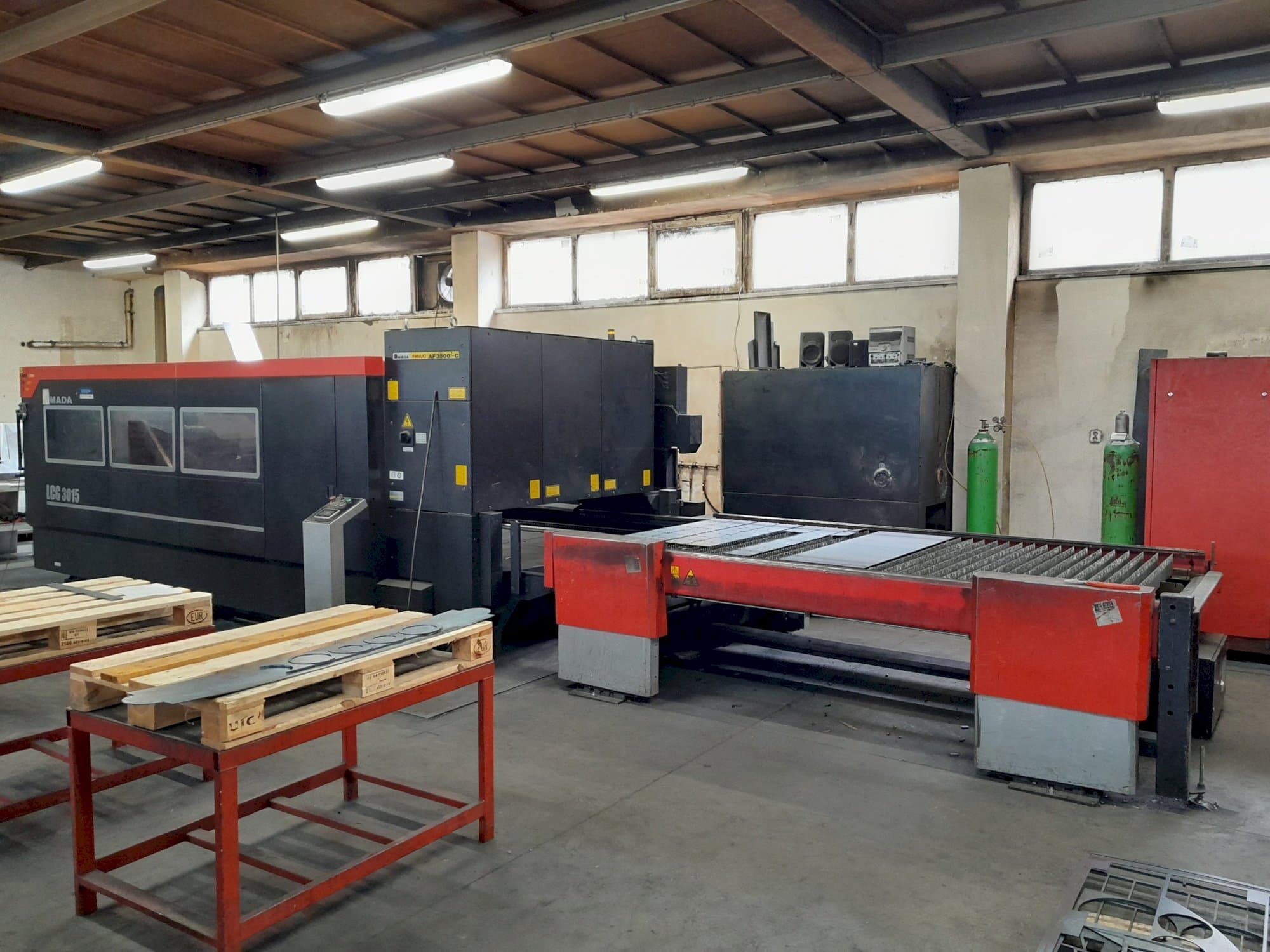 Vooraanzicht van AMADA LCG 3015 machine