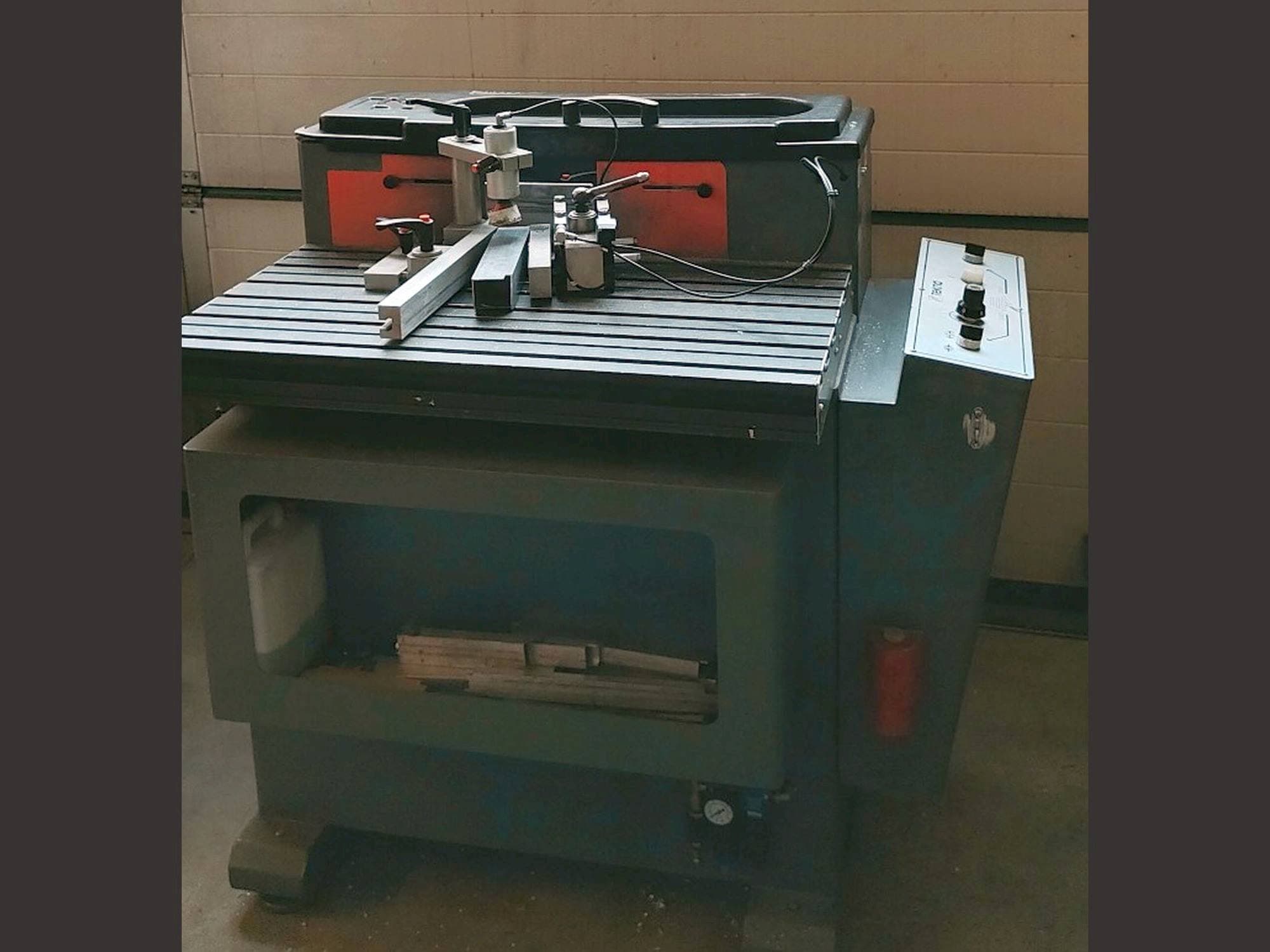 Linkerzijdeaanzicht van Tekna TK661 machine