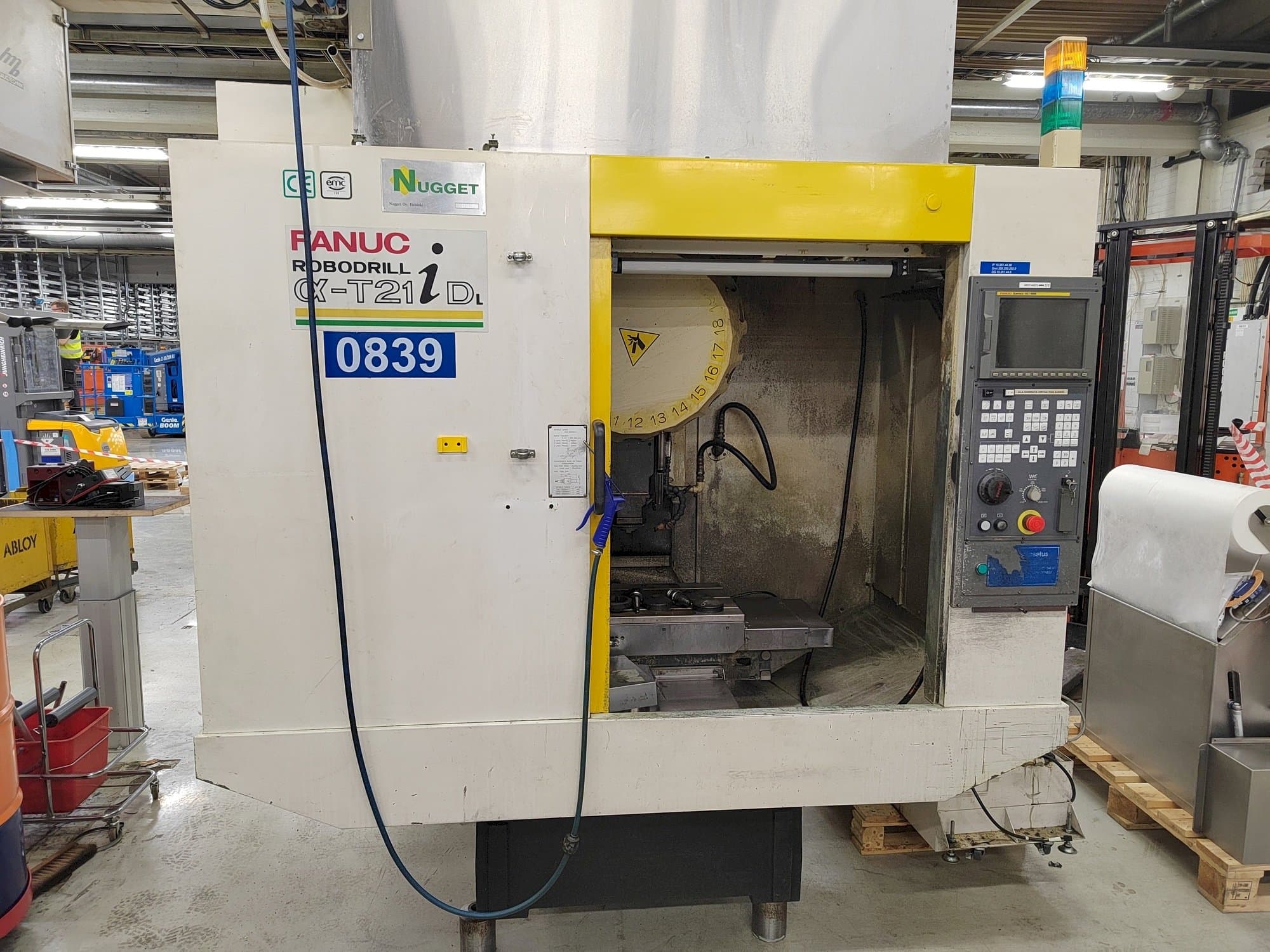 Vooraanzicht van FANUC Robodrill Alpha-T21iDL machine
