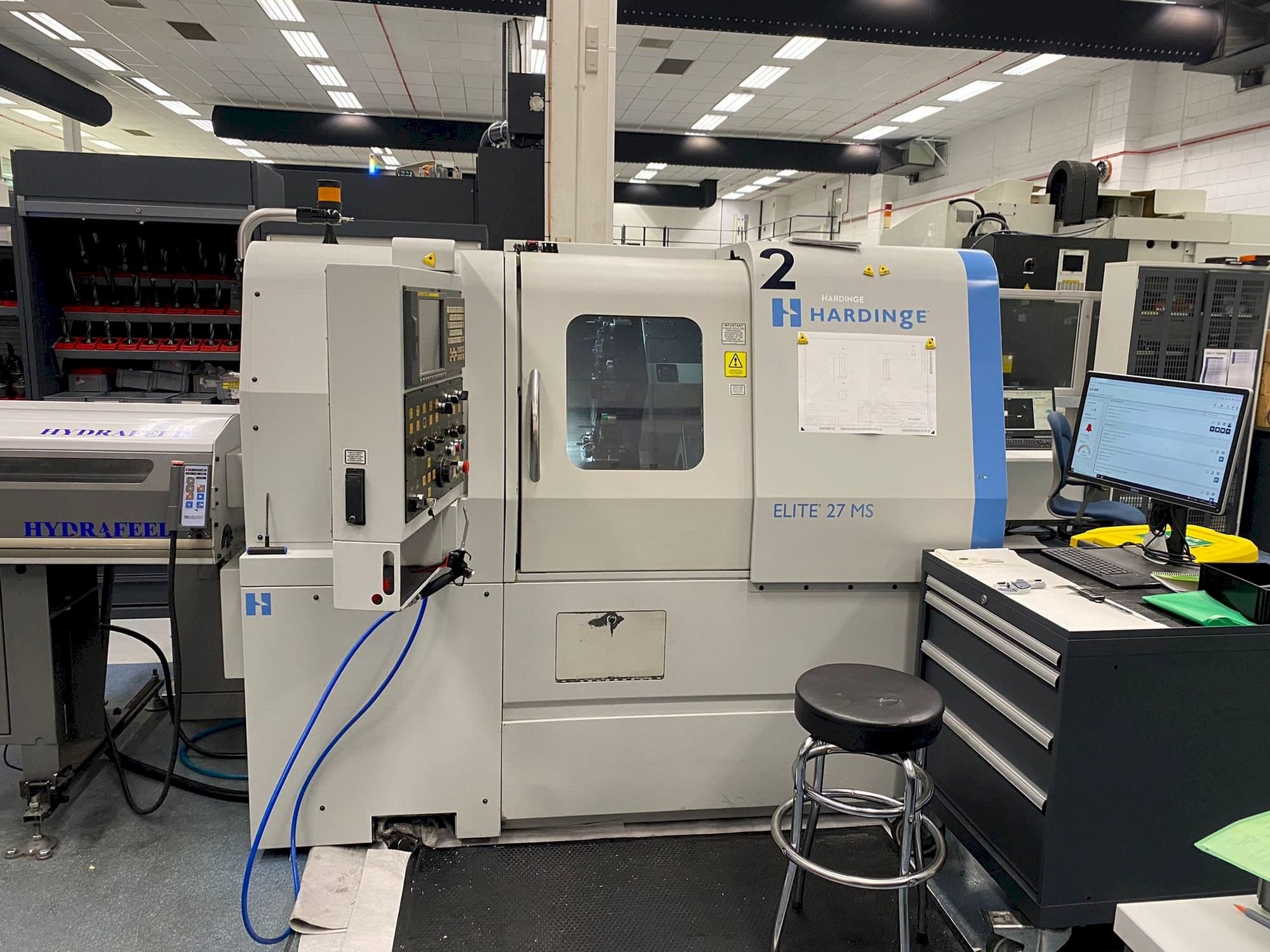 Vooraanzicht van HARDINGE Elite 27MS machine