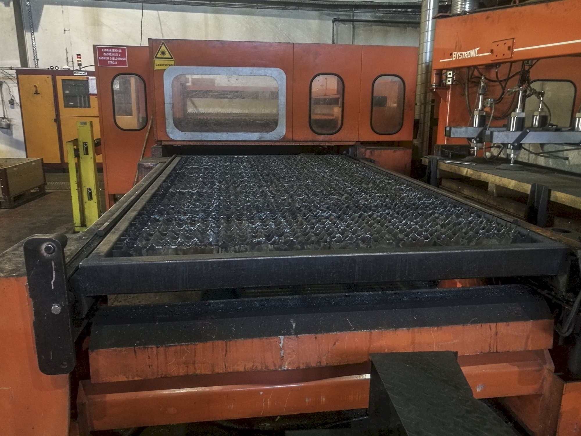 Vooraanzicht  van Bystronic Bystar 3015 machine