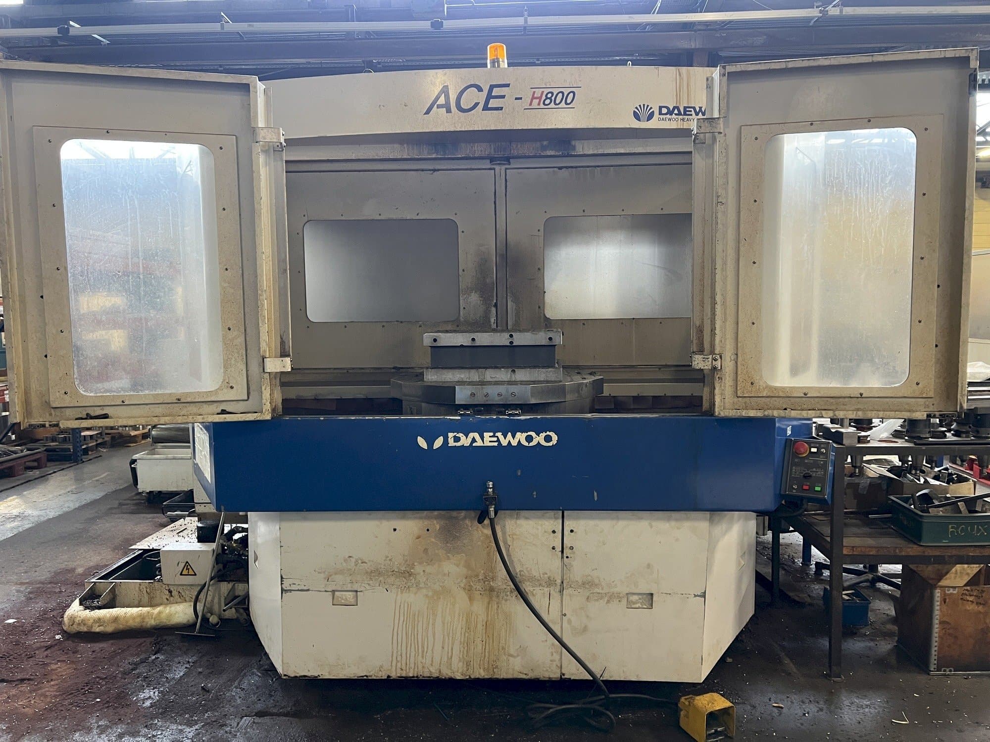 Vooraanzicht van DAEWOO ACE H800 machine