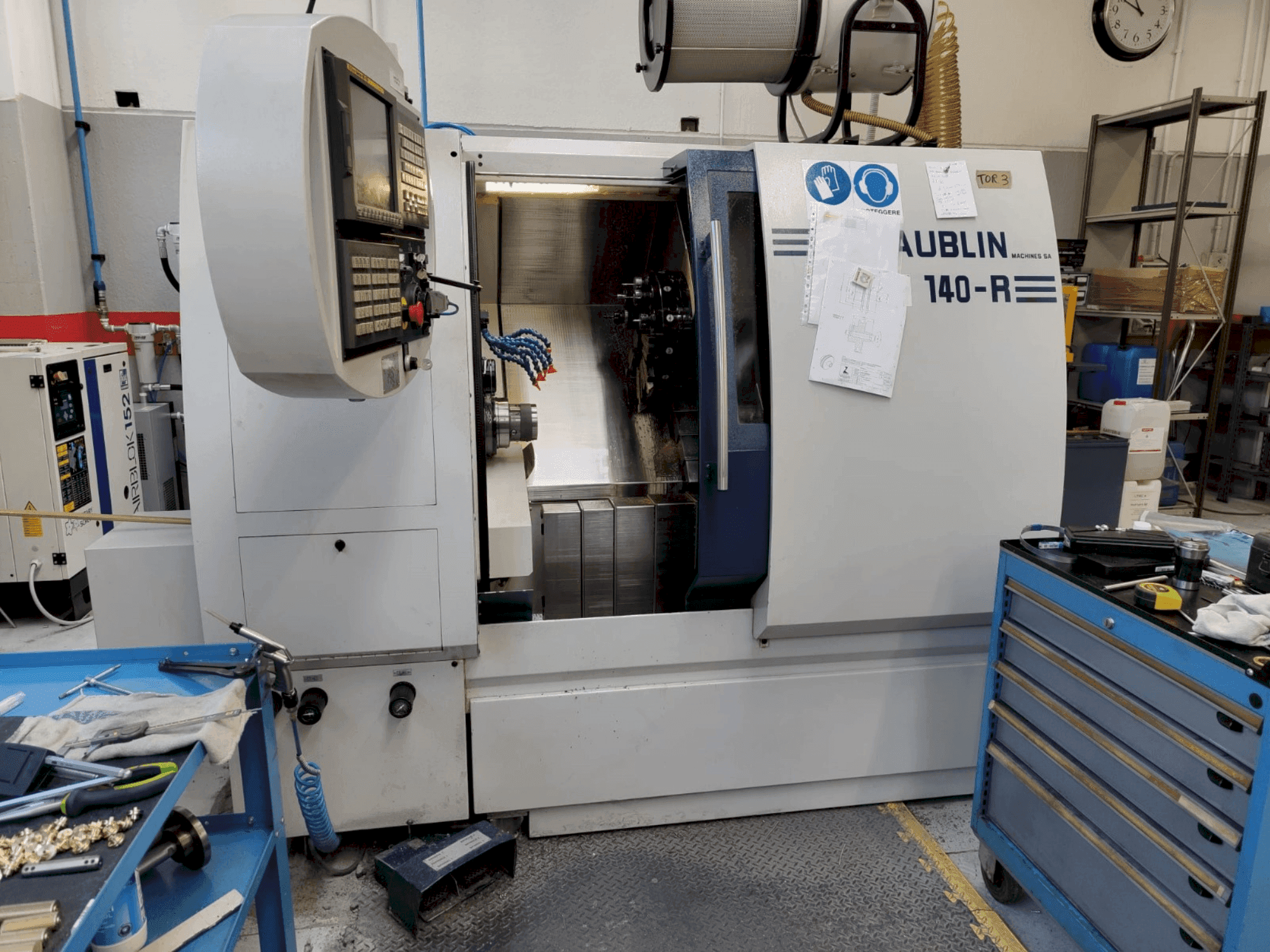 Vooraanzicht van SCHAUBLIN 140R CNC machine