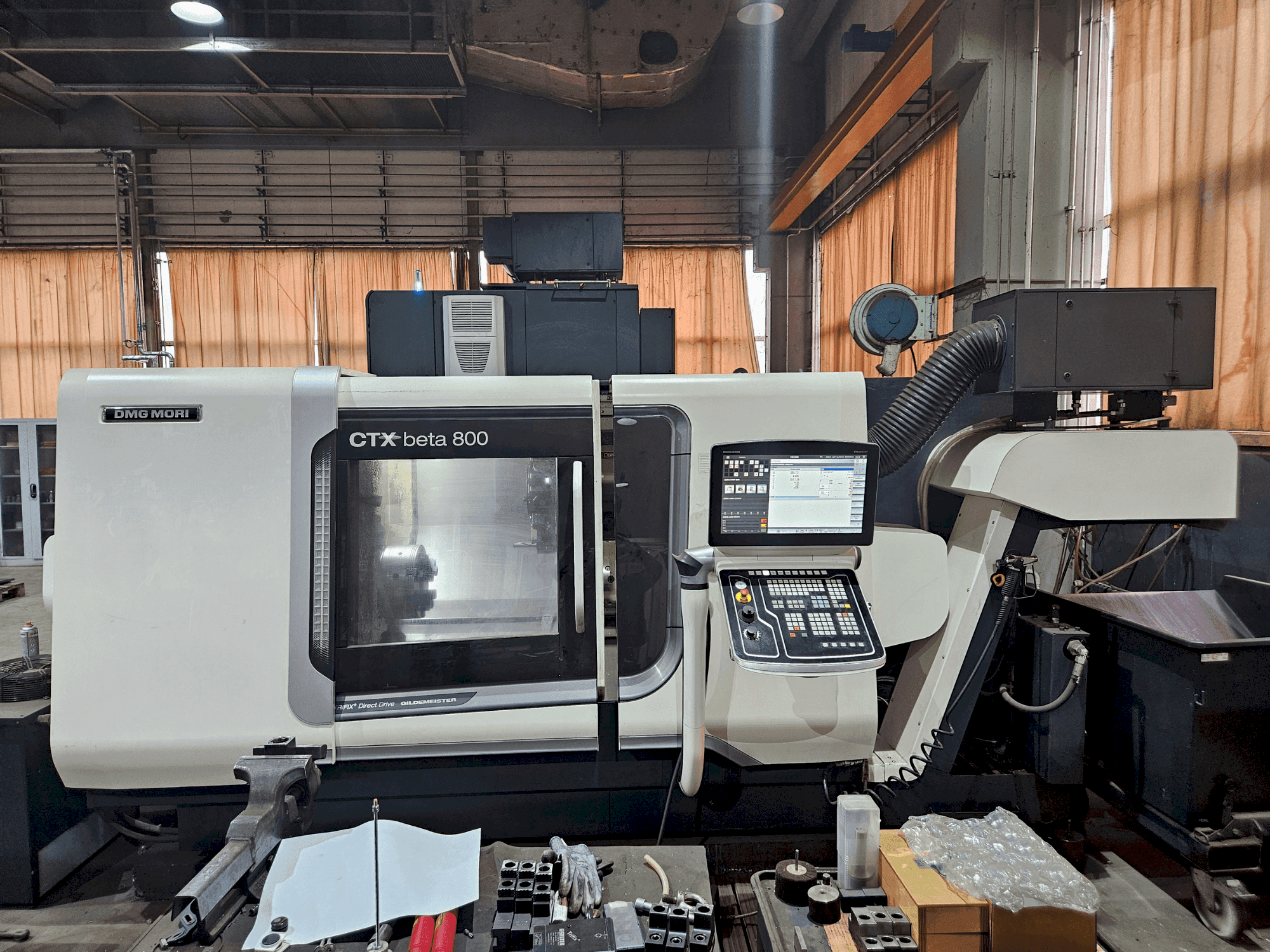 Vooraanzicht van DMG MORI CTX beta 800 machine