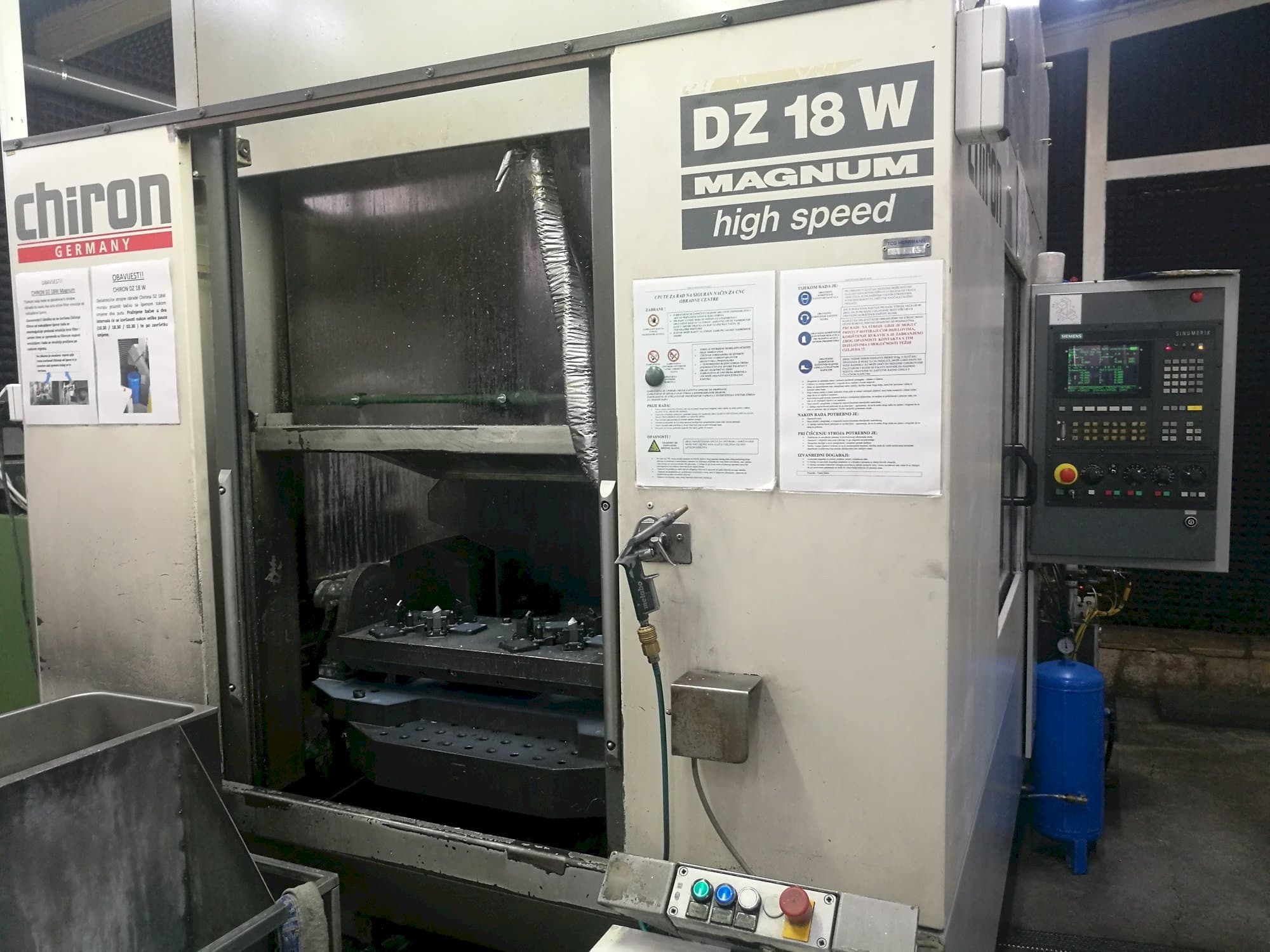 Vooraanzicht van CHIRON DZ 18 W machine