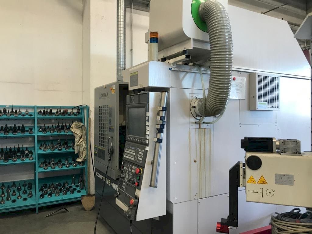 Rechts zijaanzicht van Okuma MB 46 VAE machine