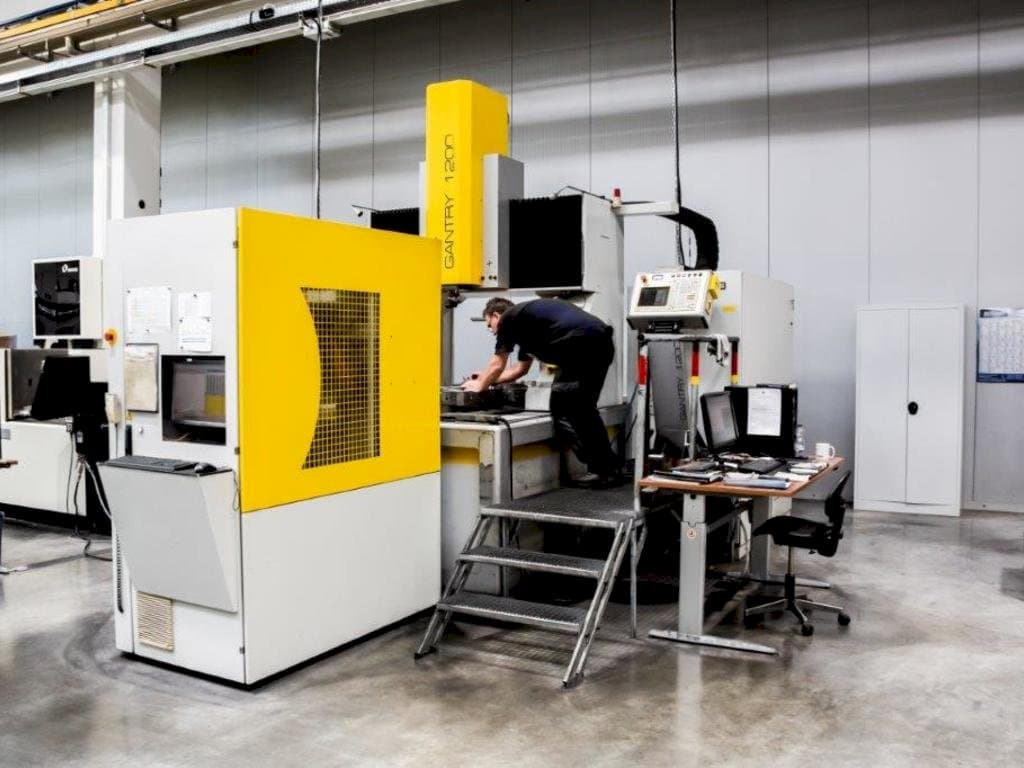 Vooraanzicht van OPS-INGERSOLL Gantry 1200 machine