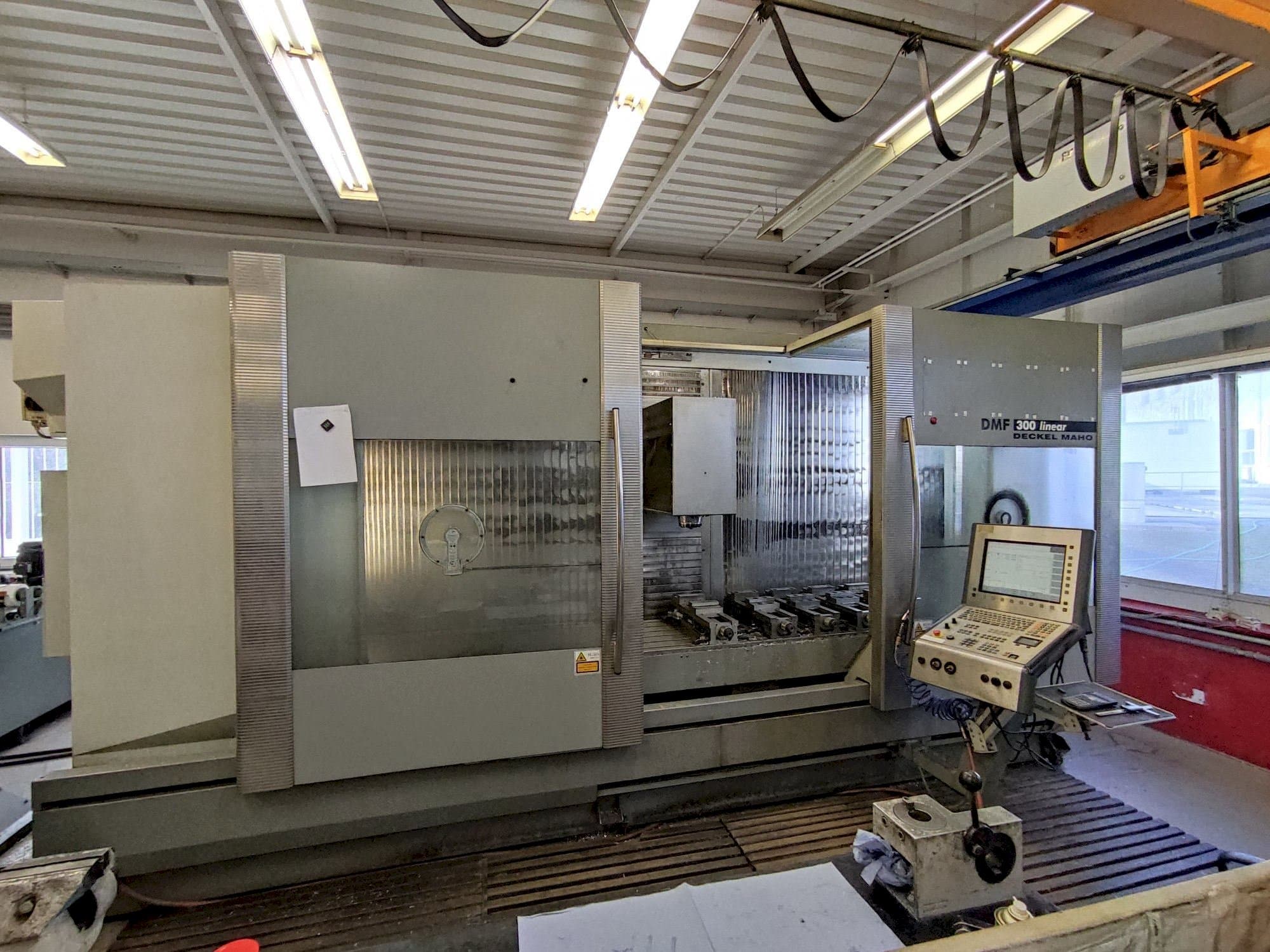 Vooraanzicht van DECKEL MAHO DMF 300 linear machine