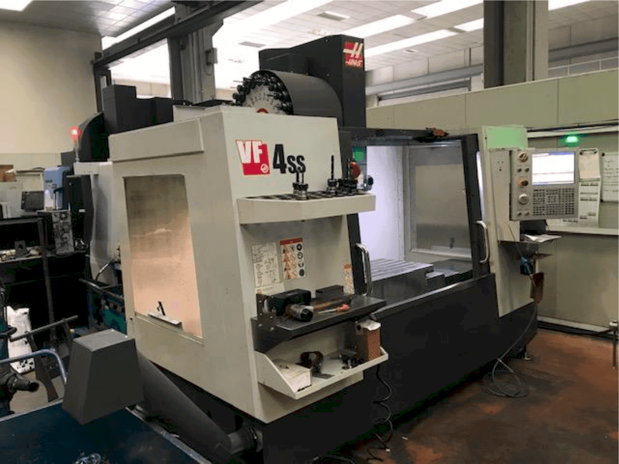 Linkerzijdeaanzicht van HAAS VF 4 SS machine
