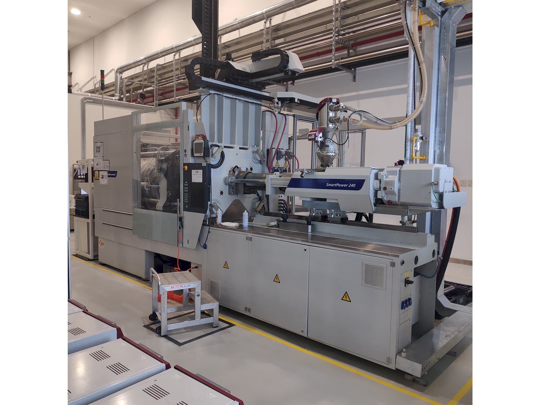 Vooraanzicht van Battenfeld SmartPower 240-1000 machine