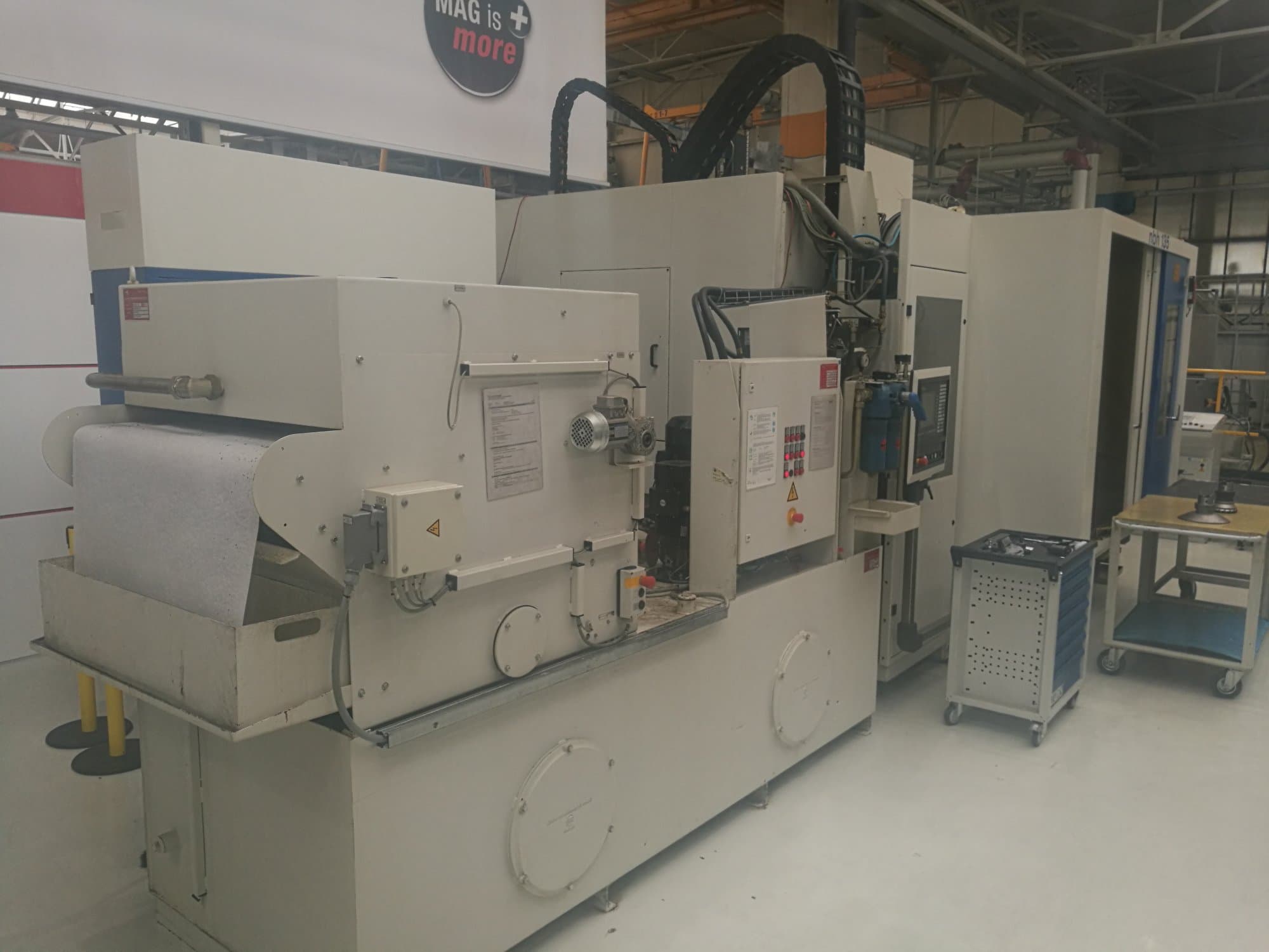 Links zicht van Hueller Hille NBH 135 machine