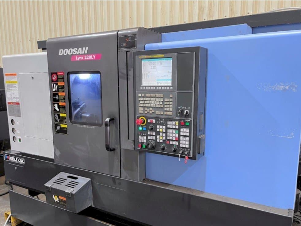 Vooraanzicht  van Doosan Lynx 220LYC  machine