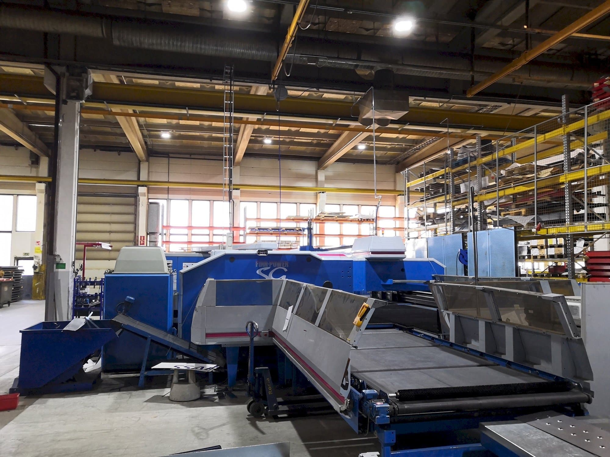 Vooraanzicht van Finn-Power SG6 machine