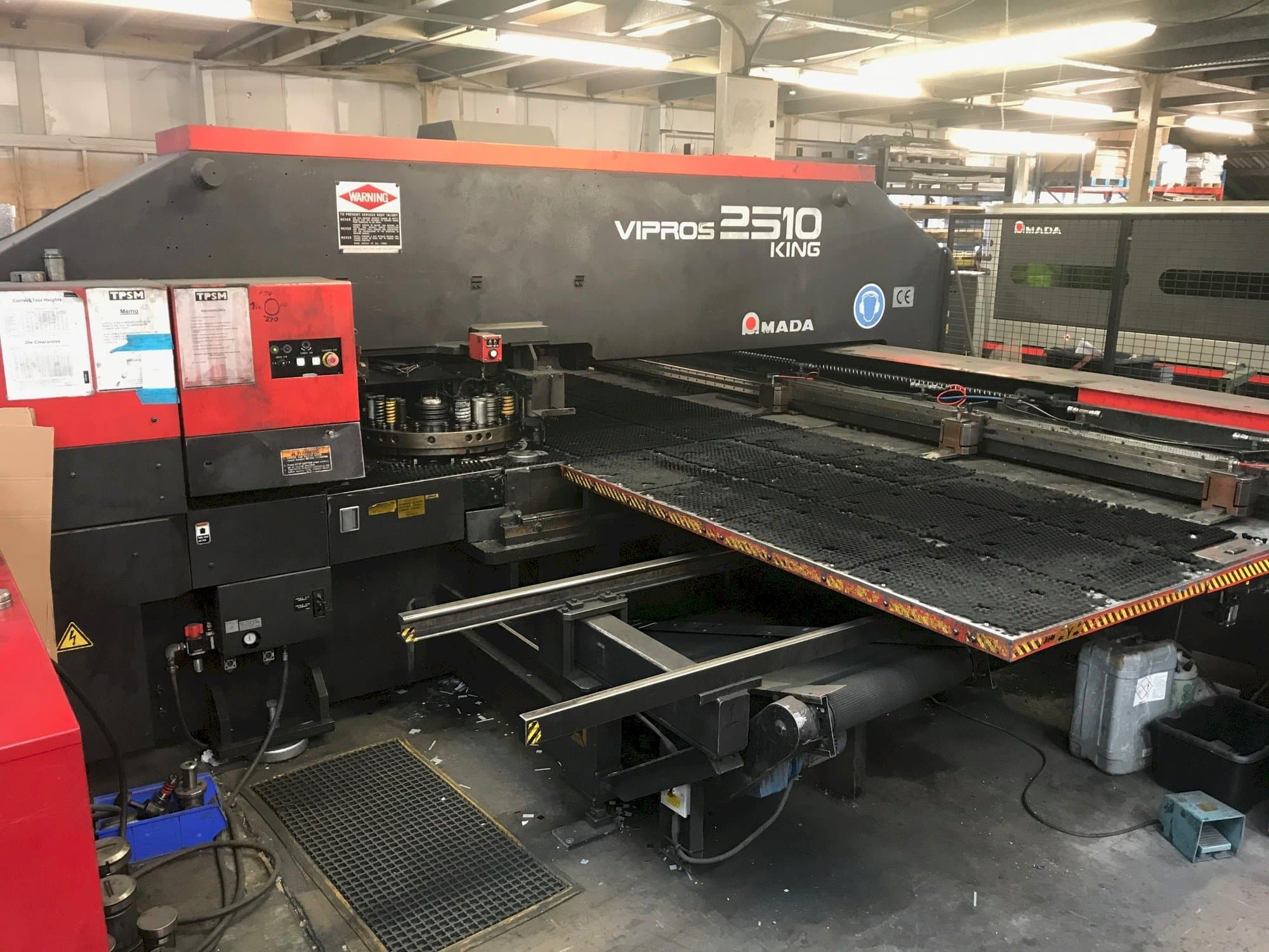 Vooraanzicht van AMADA VIPROS 2510 KING machine