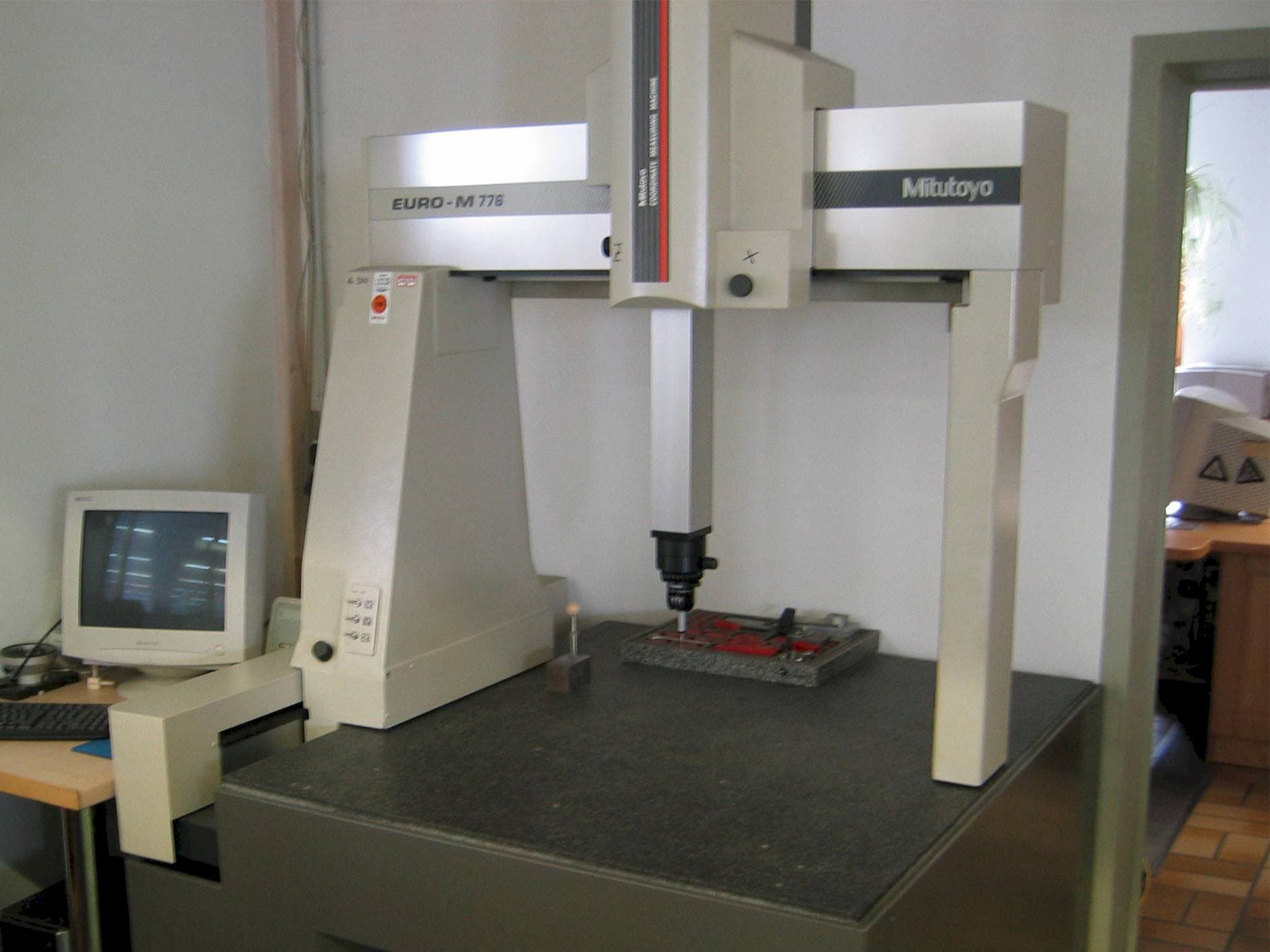 Vooraanzicht van Mitutoyo Messmaschine Euro M machine