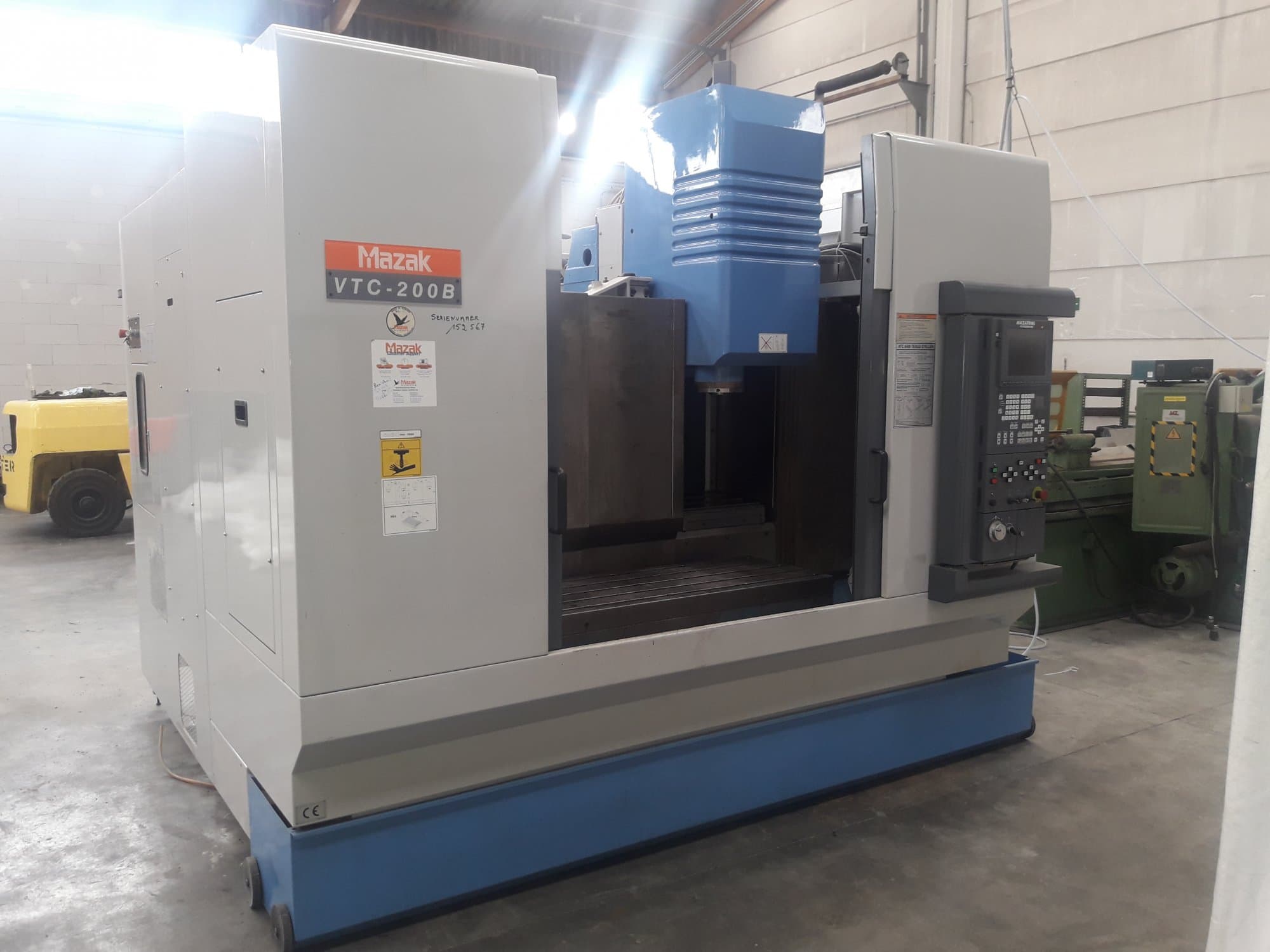Vooraanzicht  van Mazak VTC-200B machine