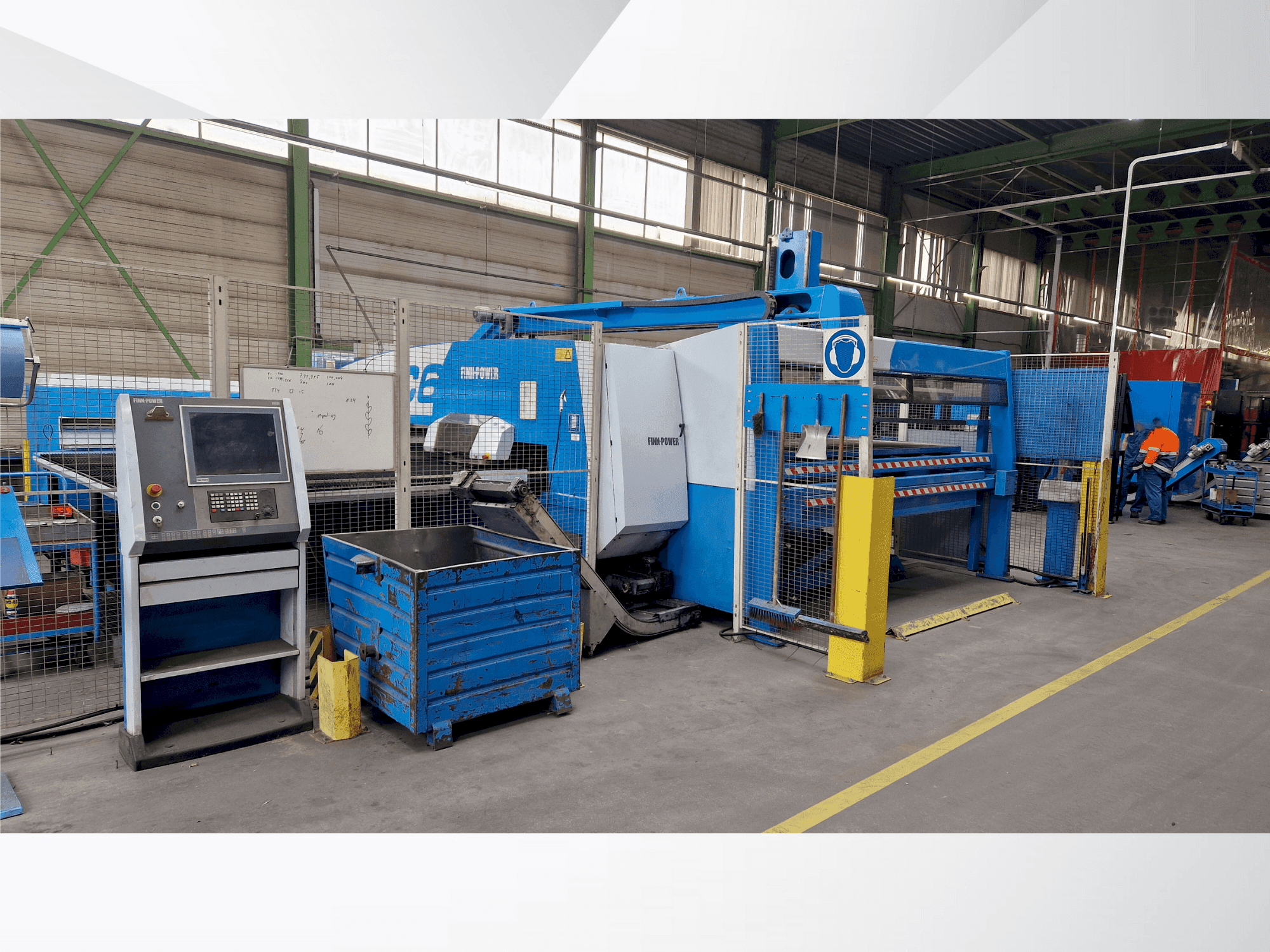 Vooraanzicht van Finn-Power C6 machine