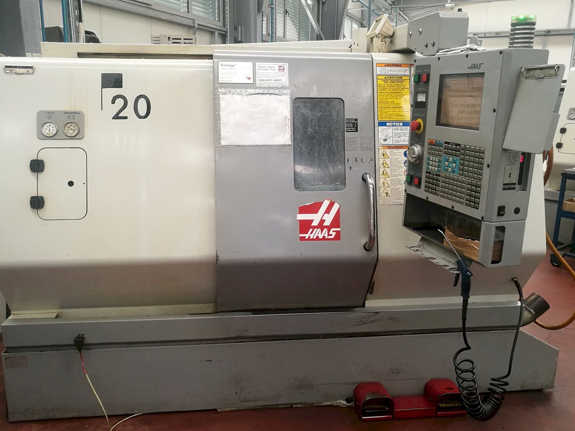 Vooraanzicht van HAAS SL-20THE machine