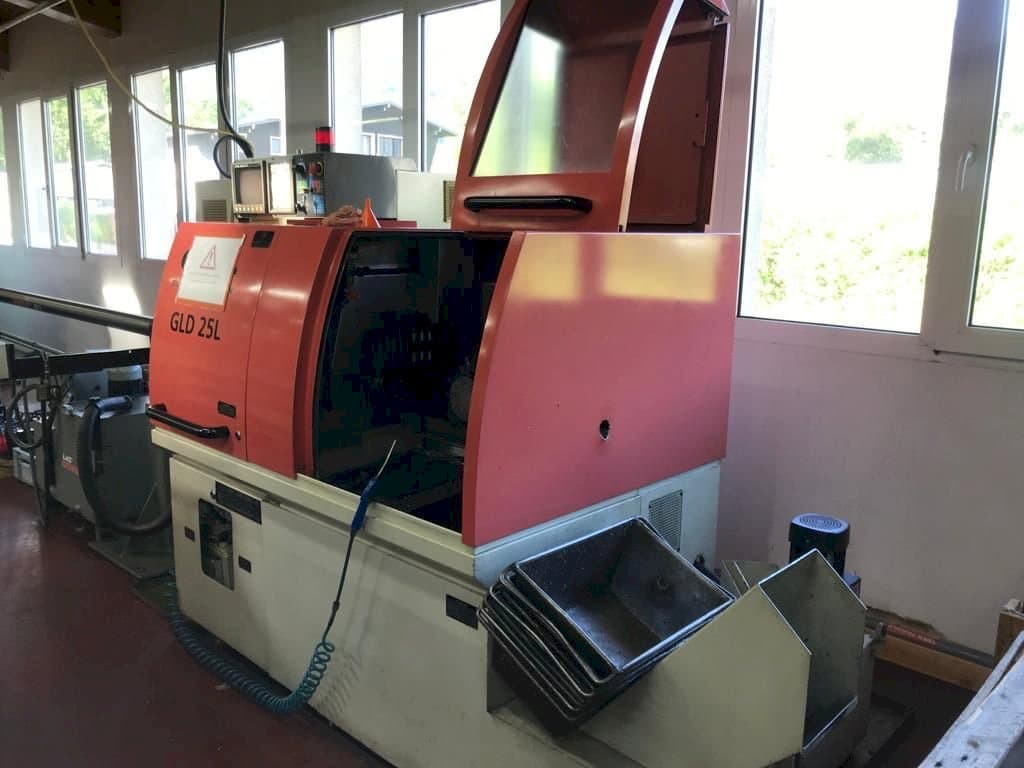 Vooraanzicht van Gildemeister GLD 25L machine