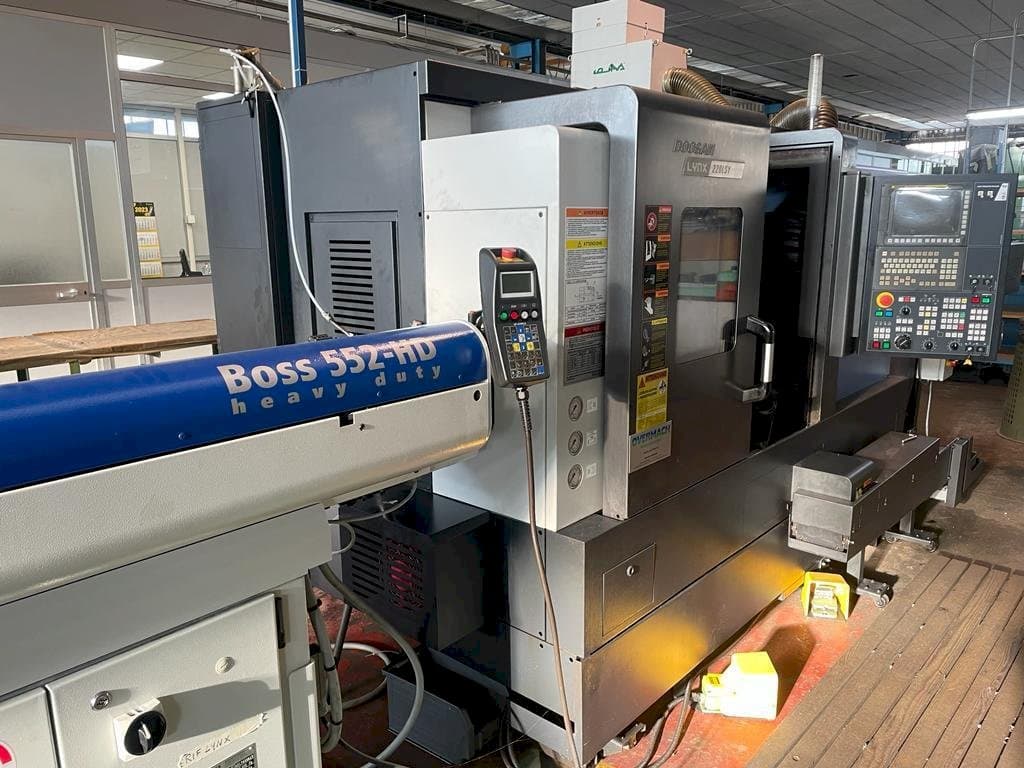 Vooraanzicht van Doosan LYNX 220LSY machine