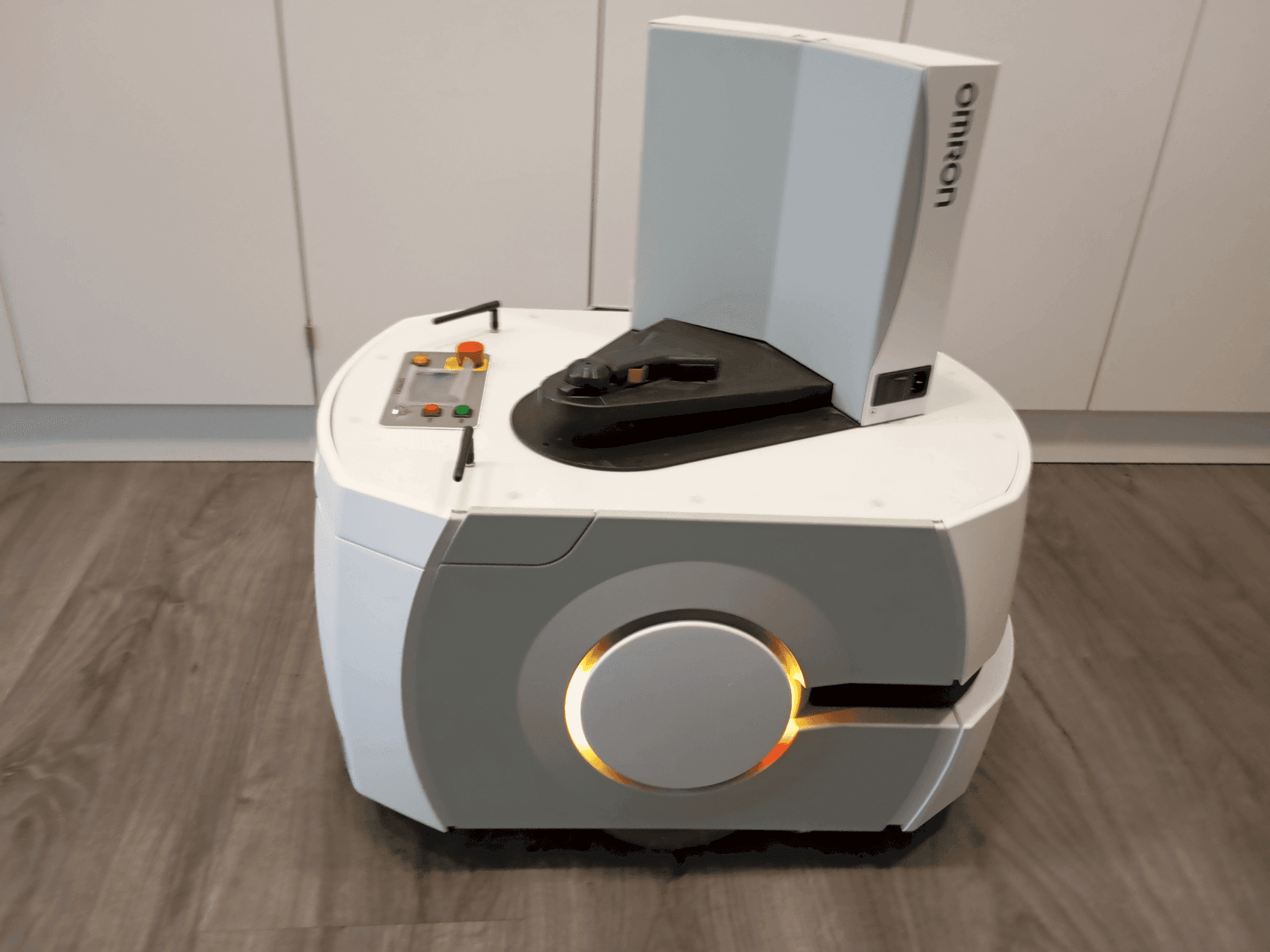 Vooraanzicht van OMRON LD90 machine