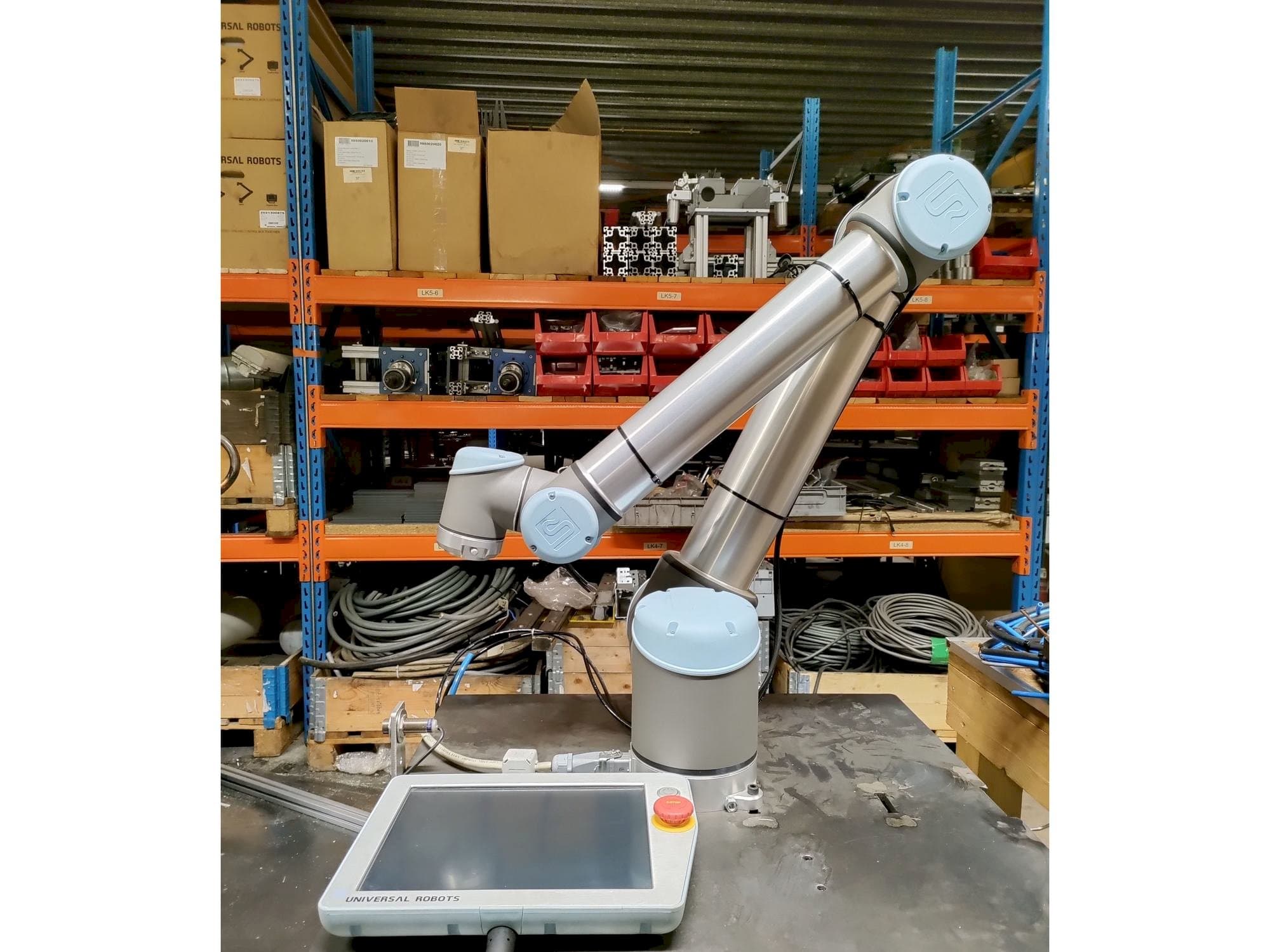 Vooraanzicht van Universal Robots UR10 machine