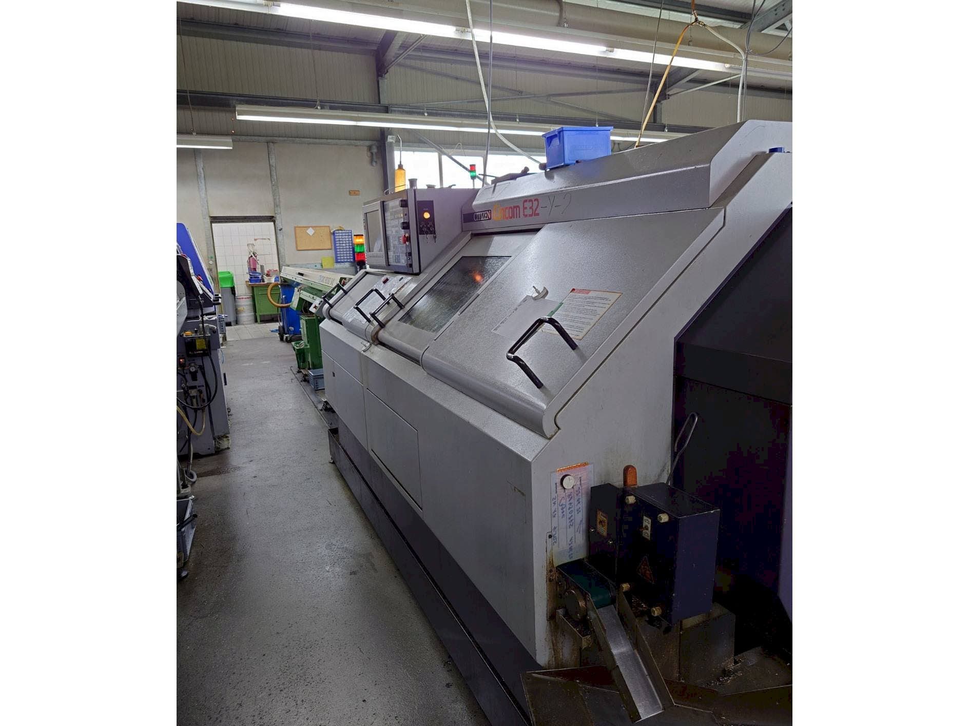 Rechts zijaanzicht van Citizen E32-Y-2 machine