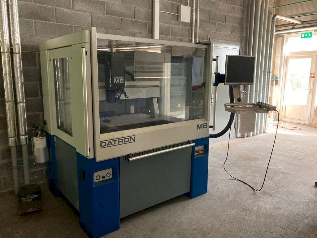 Vooraanzicht van Datron M8A machine