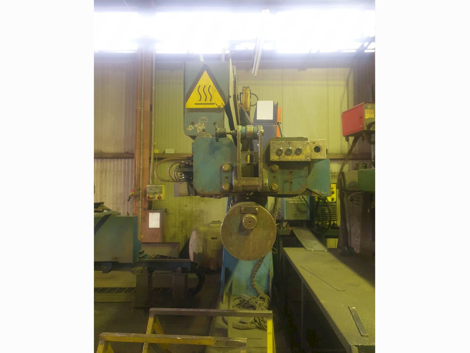 Vooraanzicht van CLOOS CAL 120/30 machine