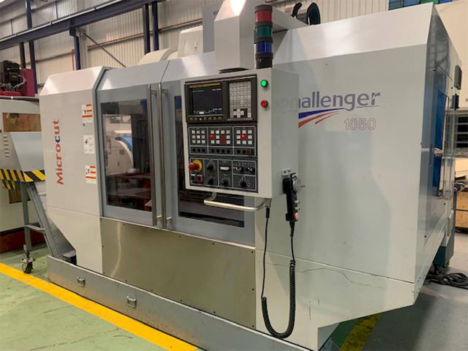Vooraanzicht van MICROCUT Challenger 1050 machine