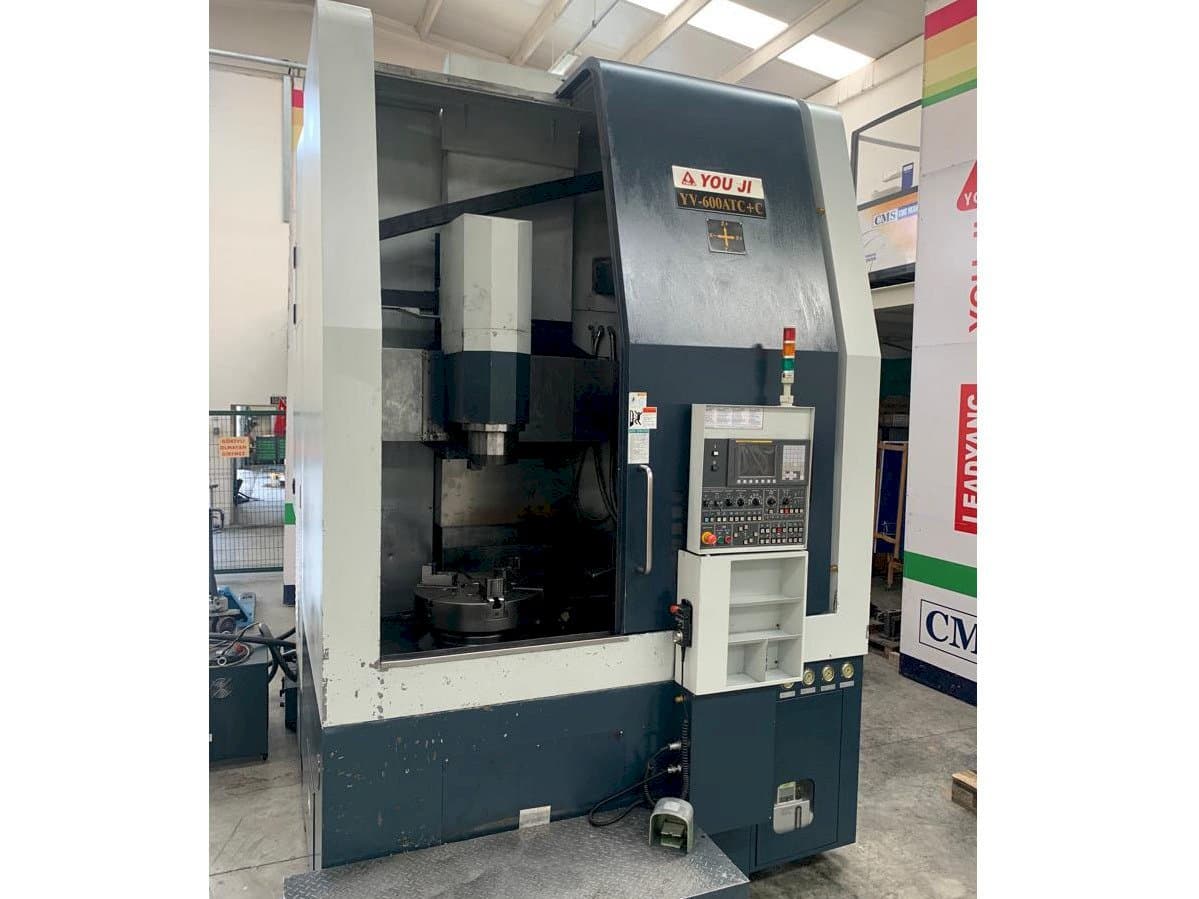 Vooraanzicht van YOU JI Yv 600ATC+C machine