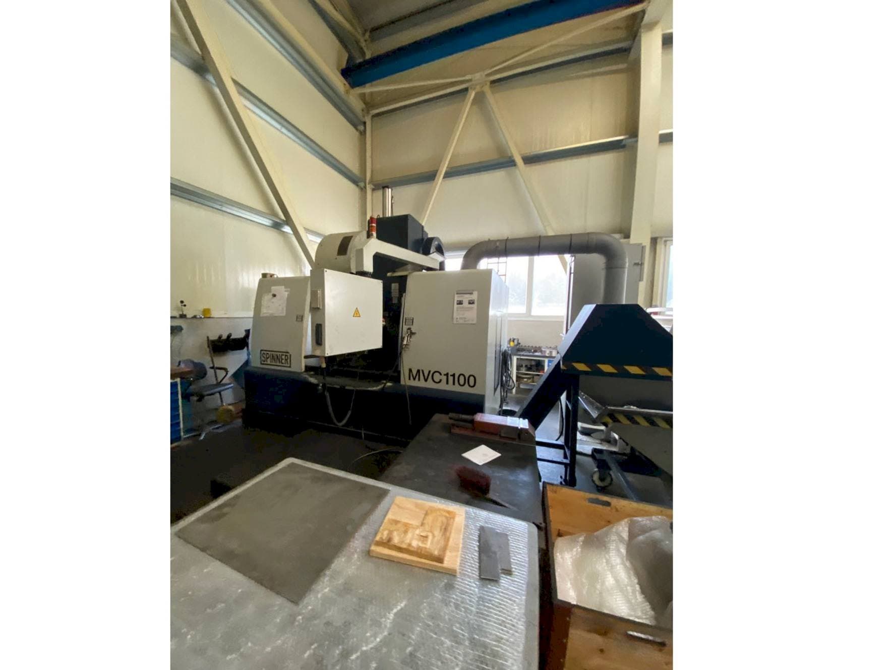 Vooraanzicht van SPINNER MVC 1100 B machine