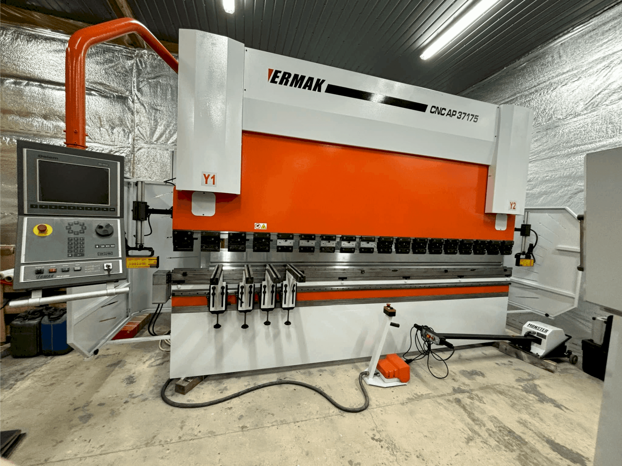 Vooraanzicht van ERMAKSAN CNC AP 3760X175 machine
