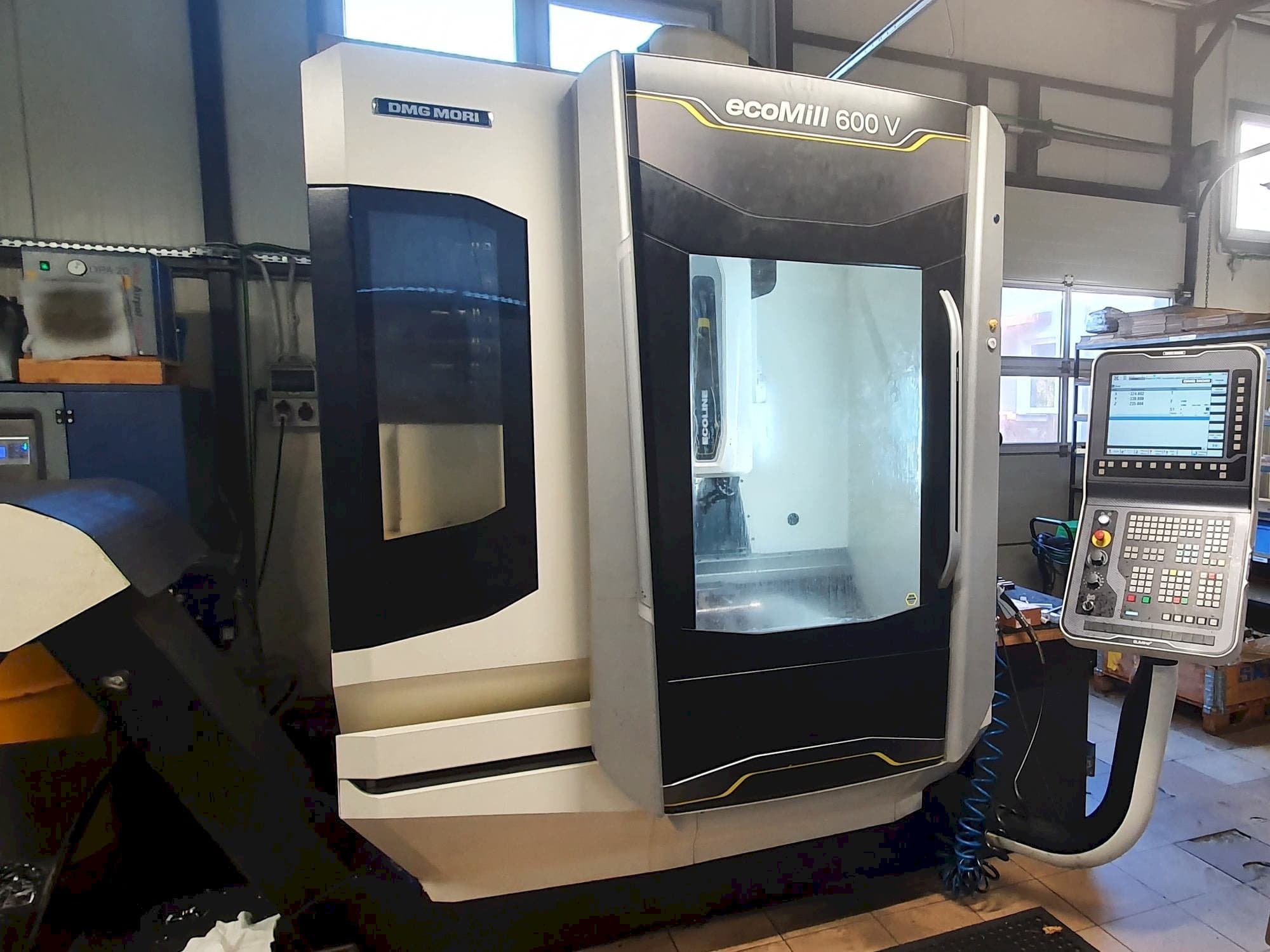Vooraanzicht van DMG MORI Ecomill 600 V machine