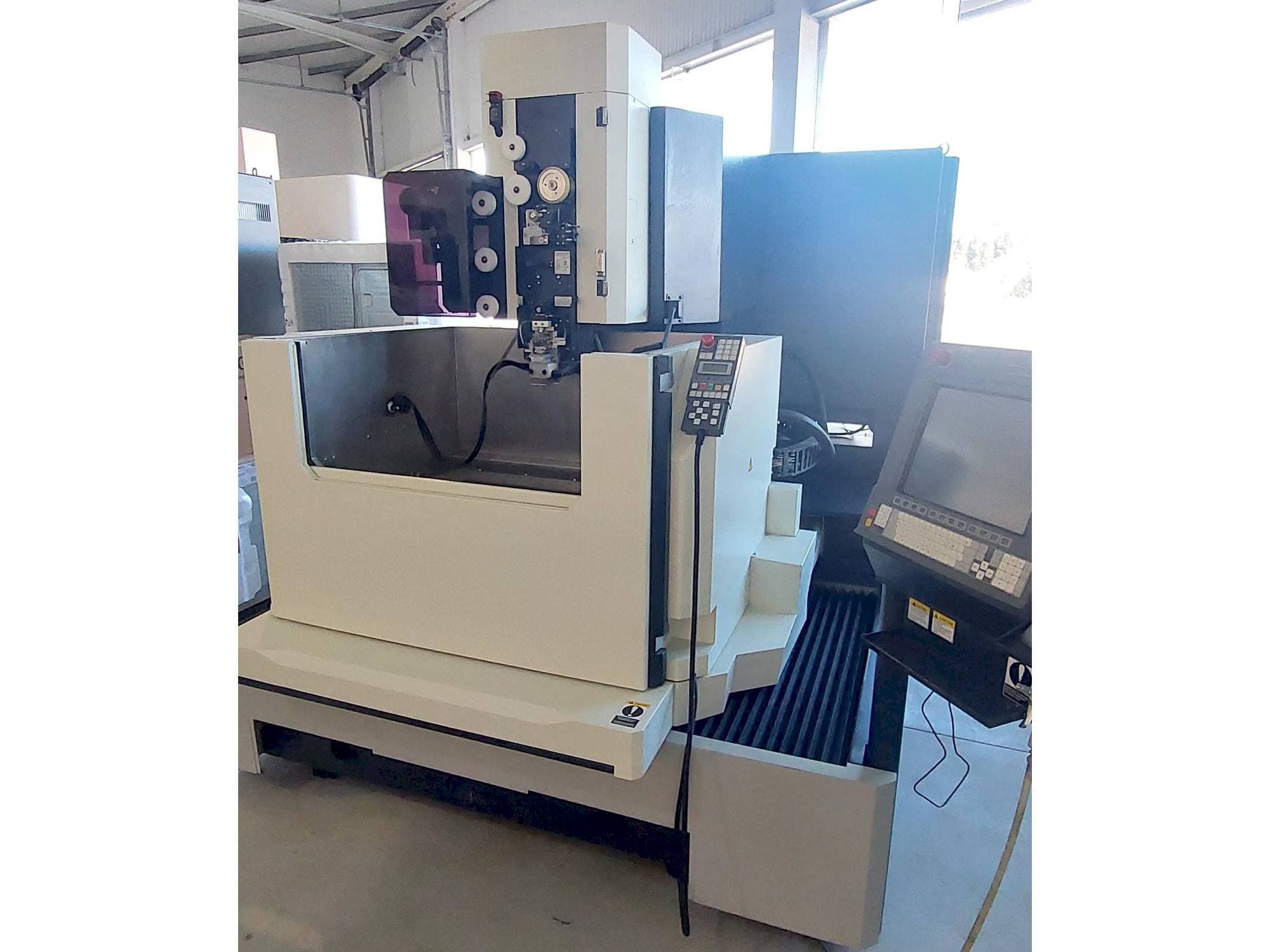 Vooraanzicht  van Makino DUO 64  machine