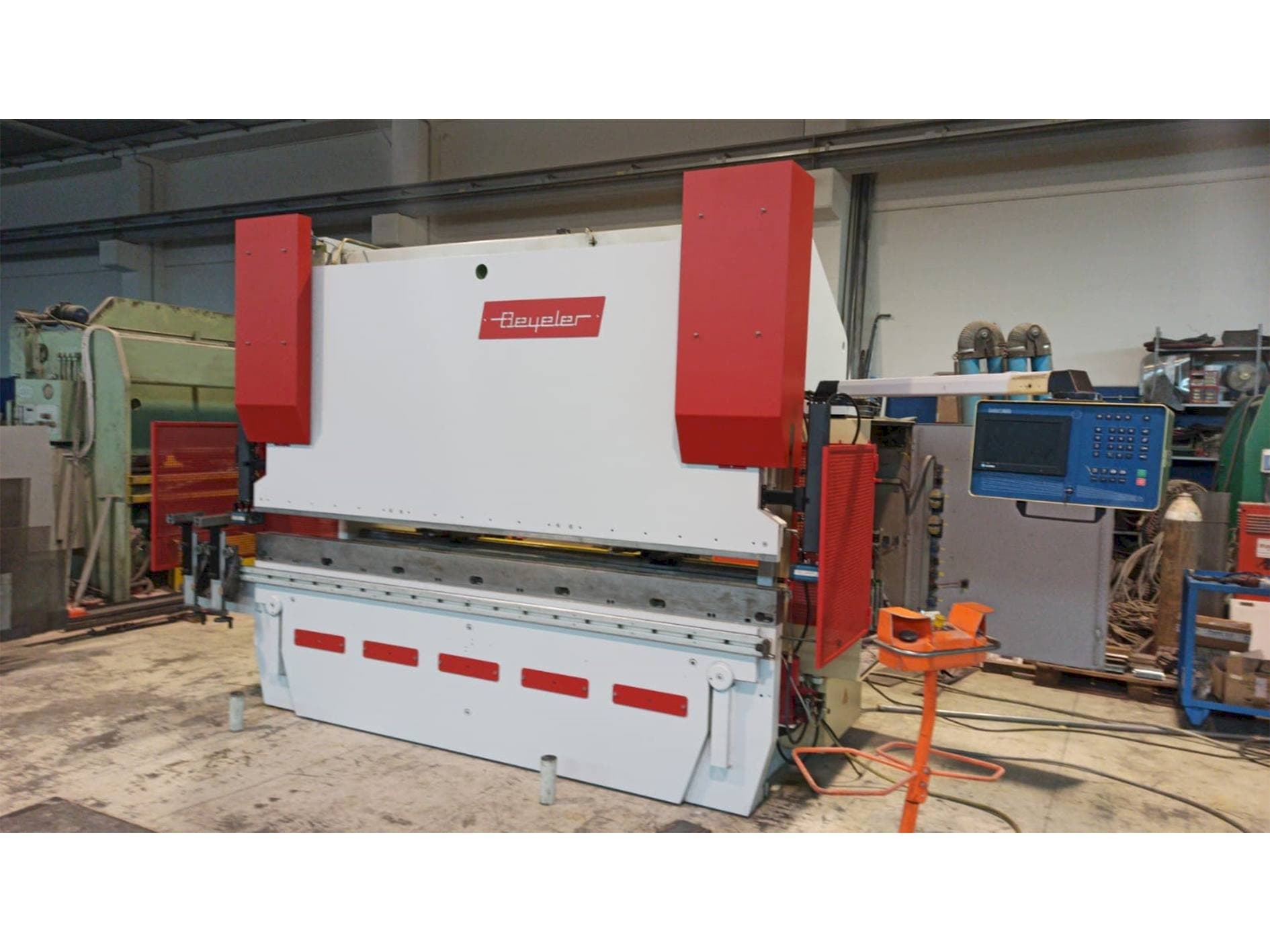 Vooraanzicht van BEYELER PR8 machine