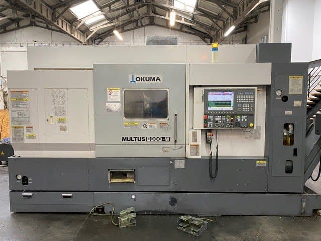 Vooraanzicht van Okuma MULTUS B300-W machine
