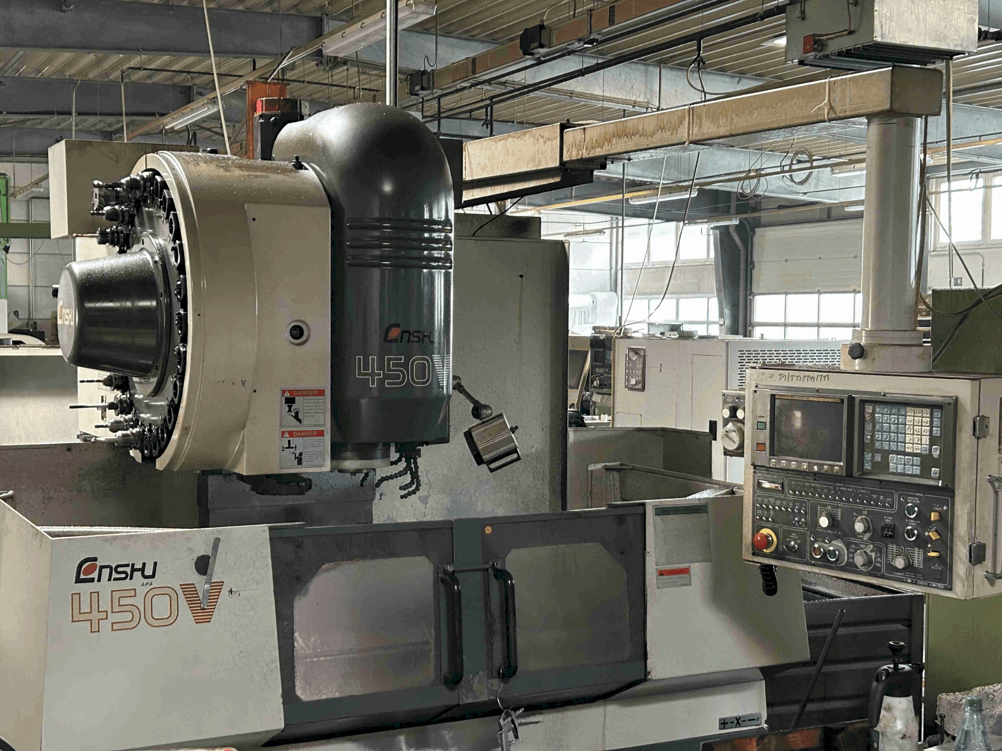 Vooraanzicht van Enshu 450 V machine