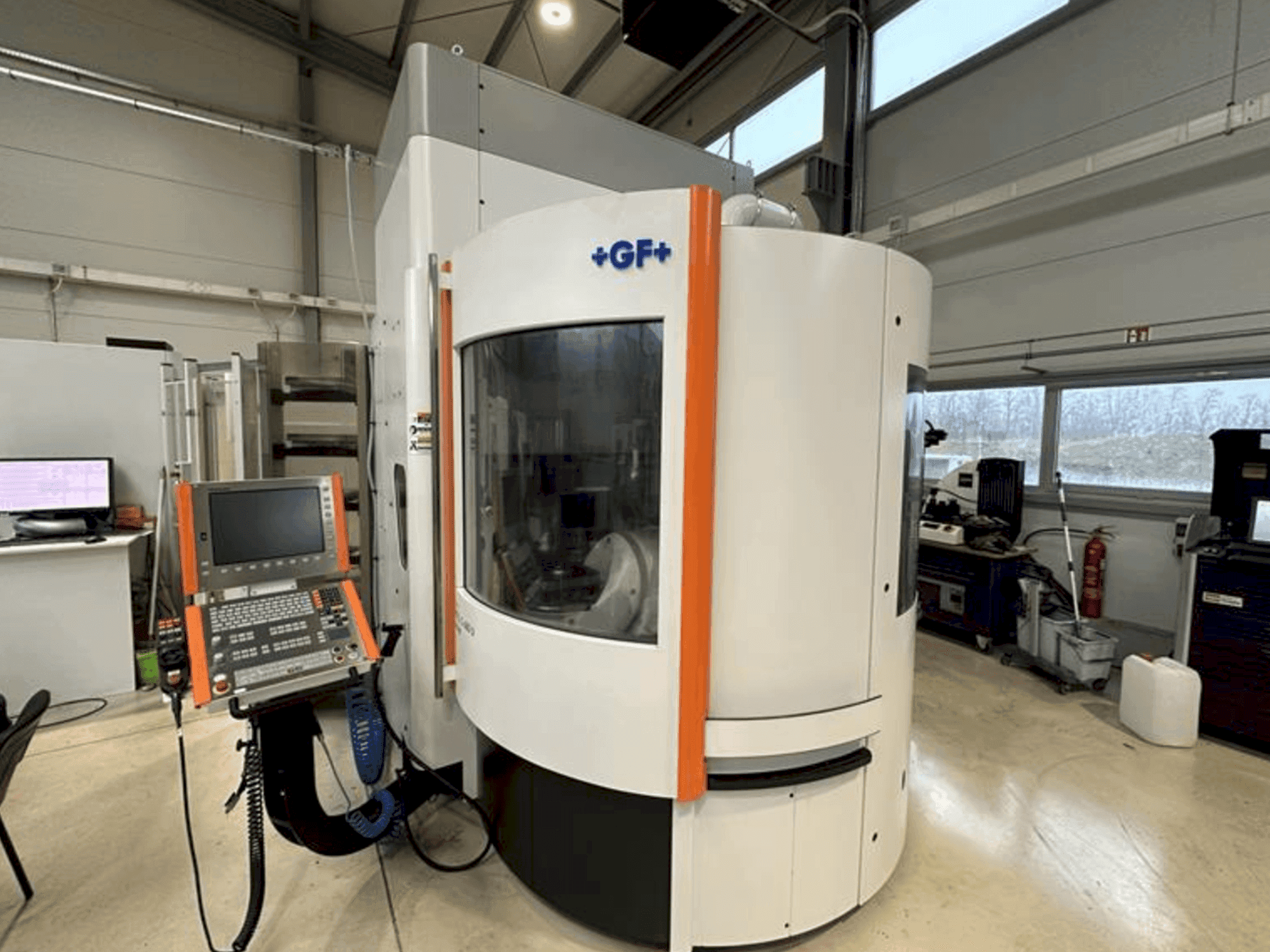 Vooraanzicht van MIKRON Mill S 600 U machine