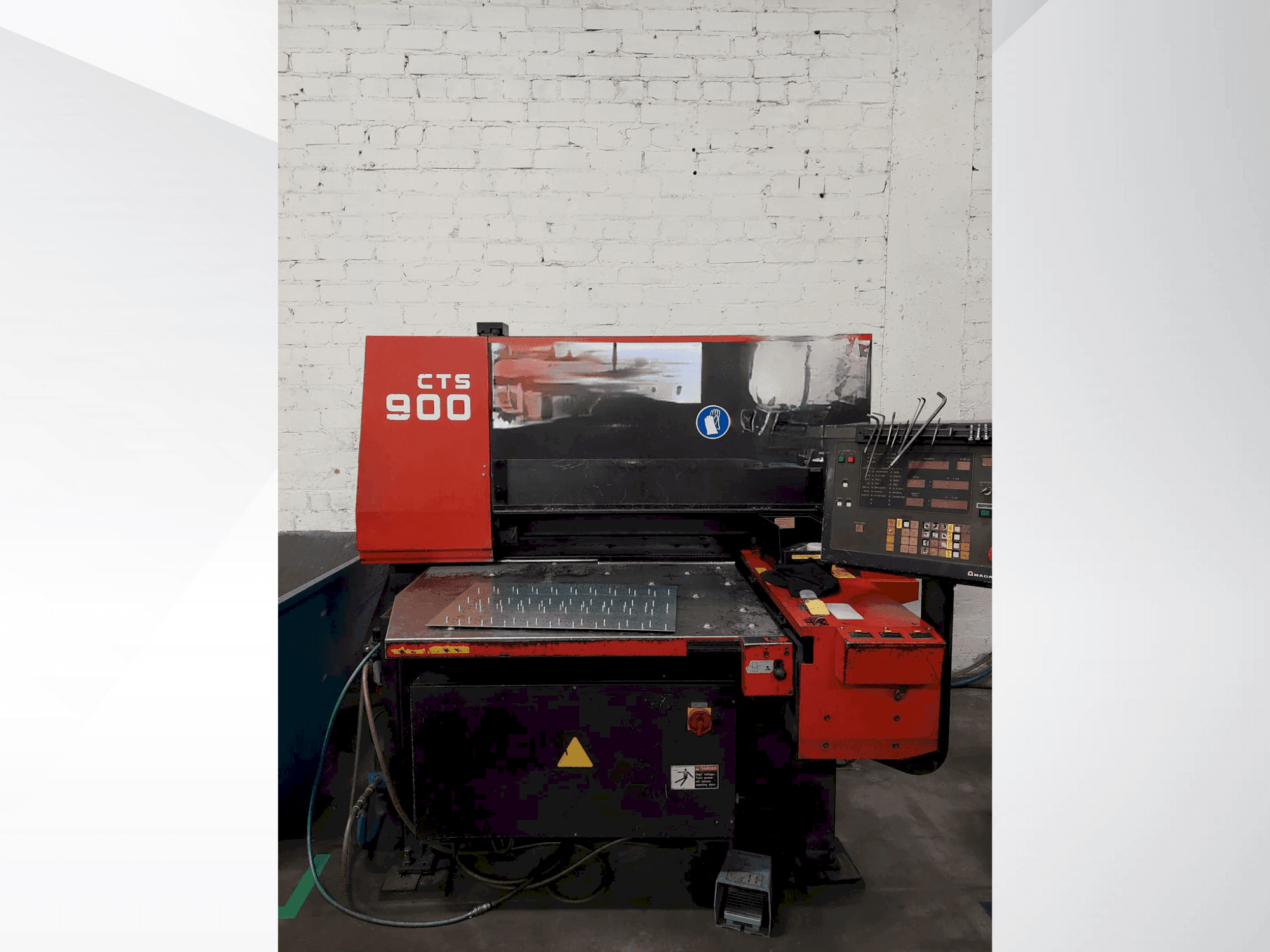 Vooraanzicht  van AMADA CTS-900  machine