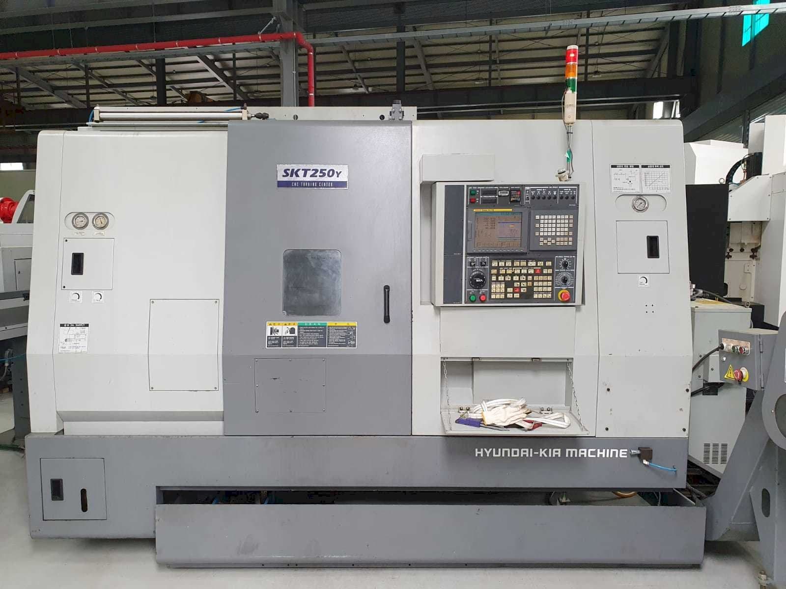 Vooraanzicht van Hyundai Kia SKT250Y machine
