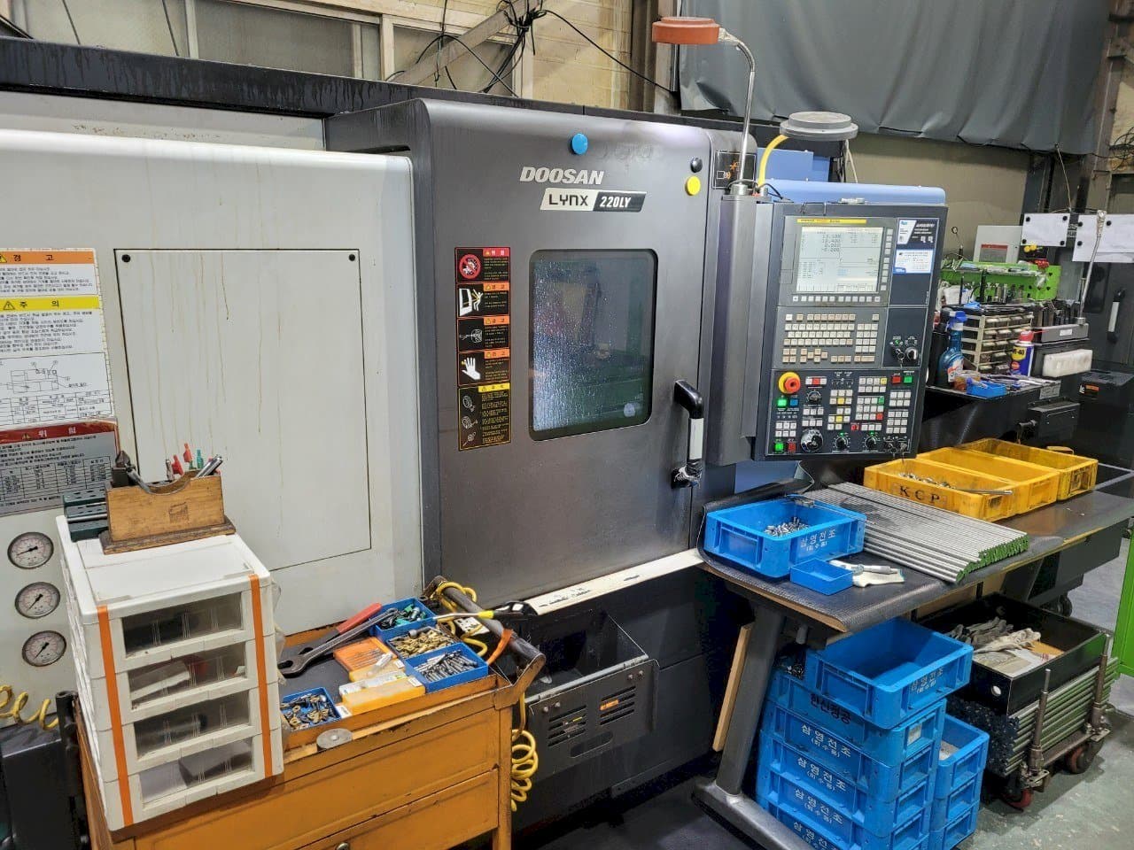 Vooraanzicht van Doosan LYNX220LYA machine