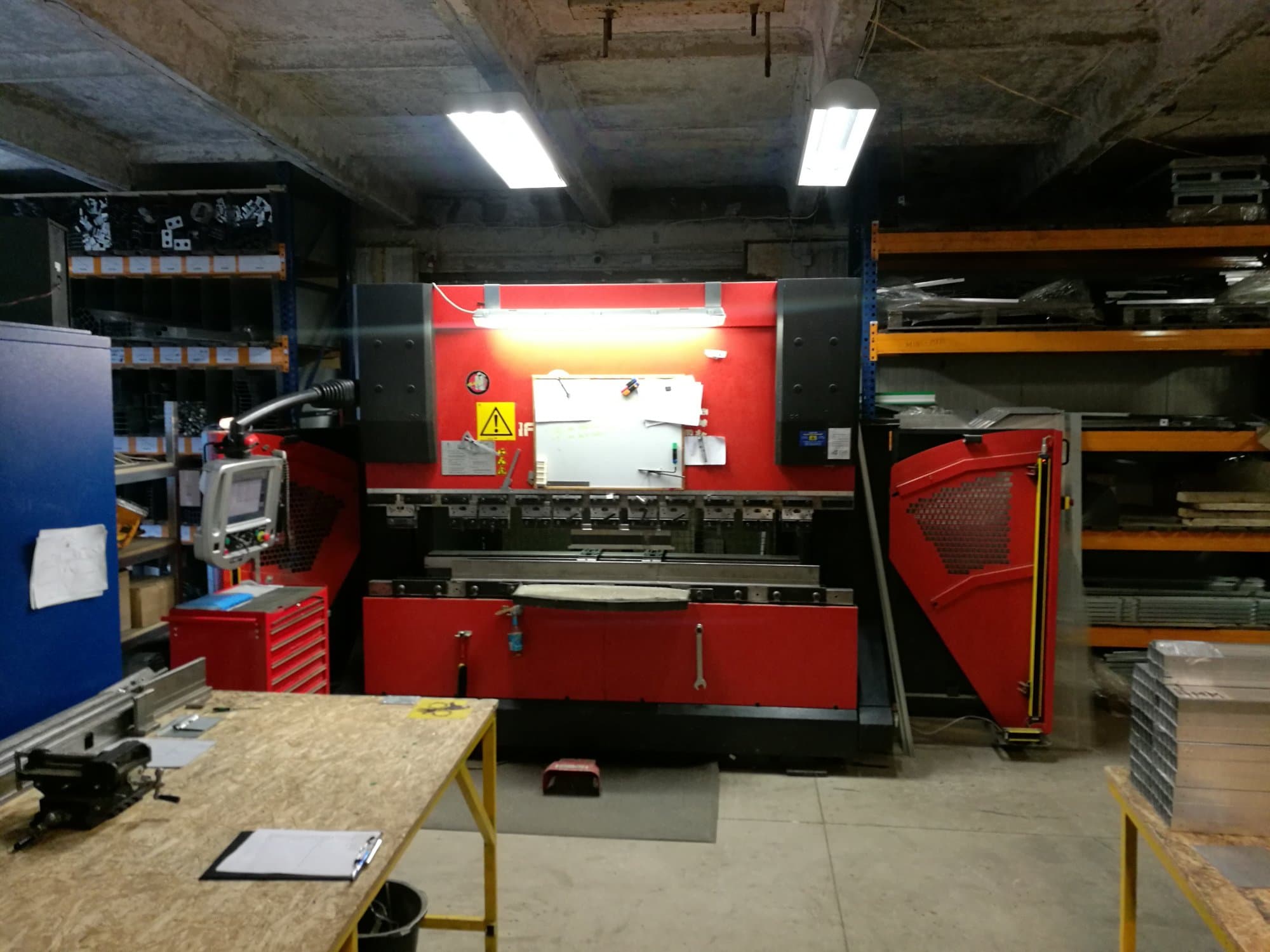 Vooraanzicht van AMADA HFP 80-25 machine