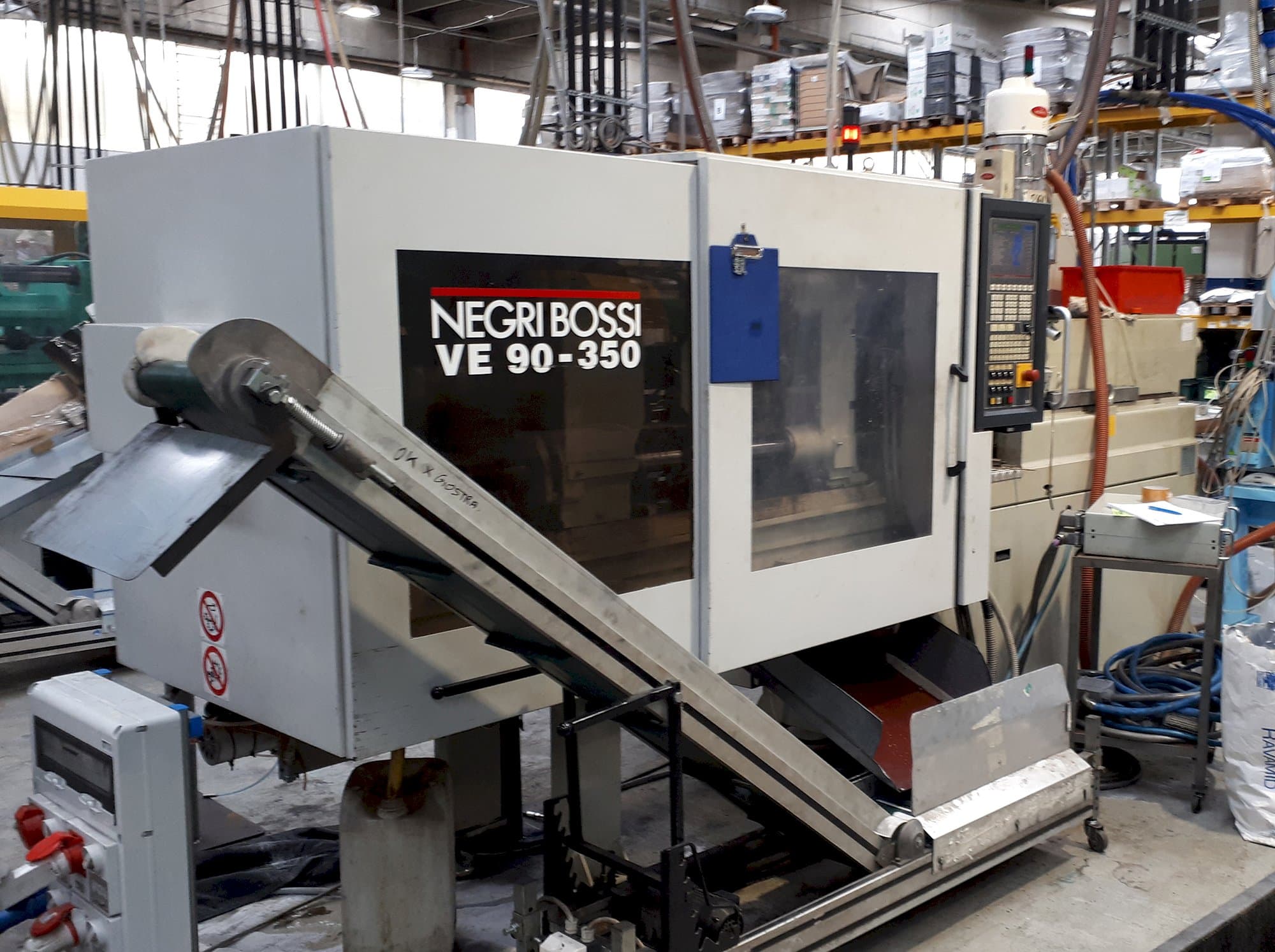 Links zicht van Negri Bossi VE 90-350 machine