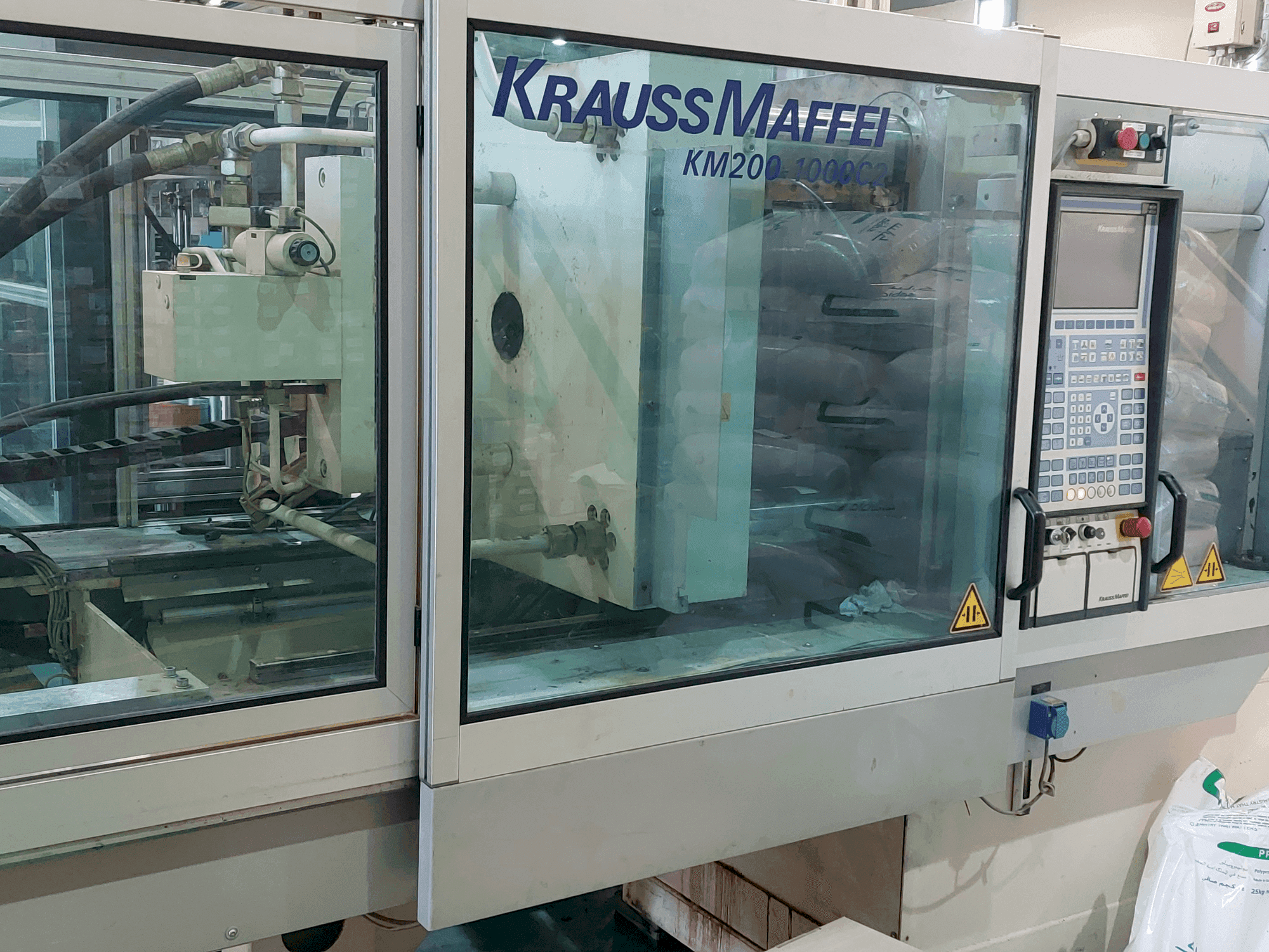 Vooraanzicht  van Krauss Maffei 200-1000 C2  machine